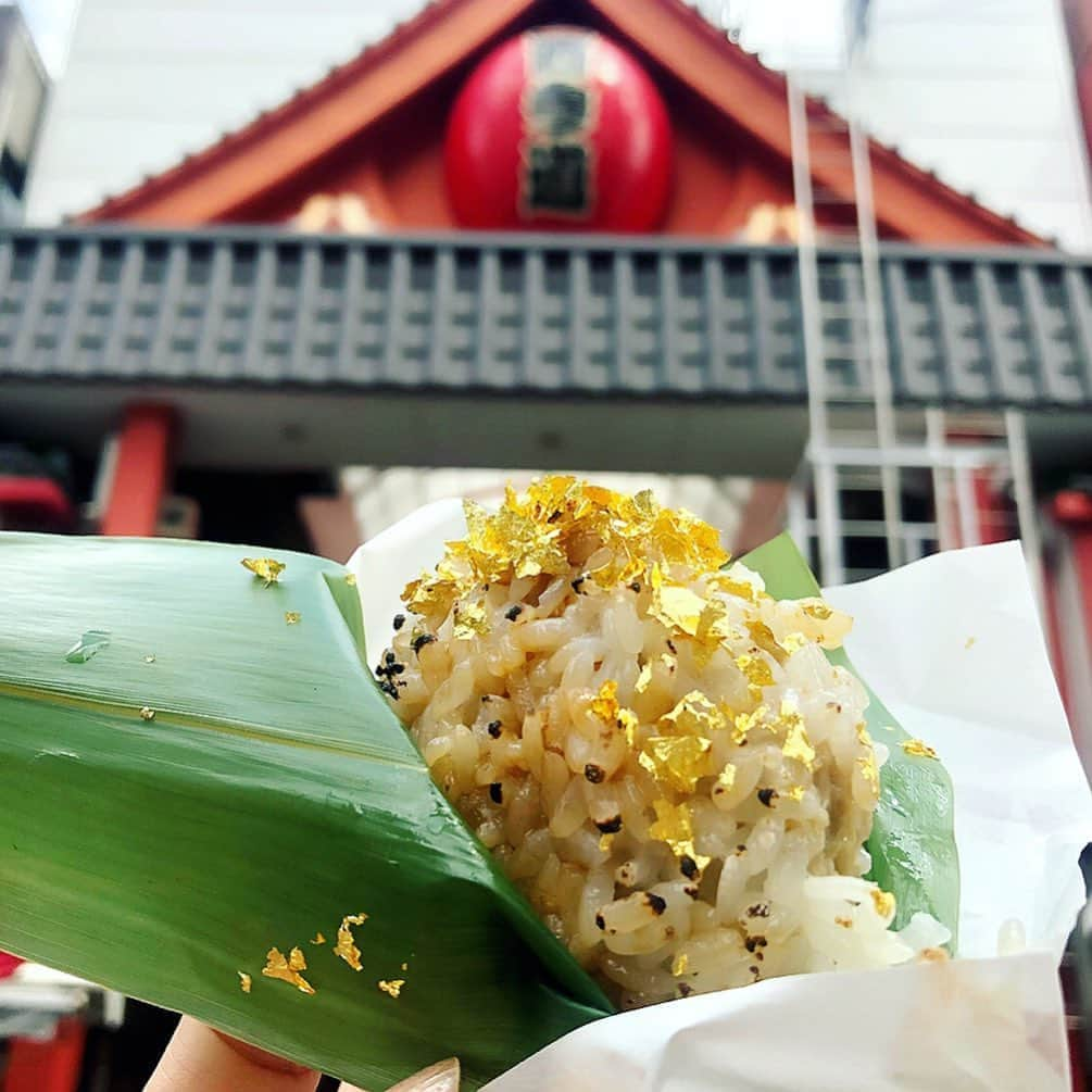 里井真由美さんのインスタグラム写真 - (里井真由美Instagram)「・ 浅草食べ歩き〜♪ ・ ・ まずは「浅草シルクプリン」和栗モンブラン🌰 中にゴロンと栗入り。嬉しい ・ ・ →で、「おにくのおすし」で 「おにくのおにぎり」❗️ ・ ・ これ、金粉キラッキラの福小判型。縁起良さそ〜👏⤴️ ・ ・ メロンパンも食べて、また しょっぱいもの食べたくなり、結局、おにくのおすしで牛鮮丼と松阪牛のおすし握りも ・ ・ 浅草は食べ歩き楽しいーー♡ ・ ・ #モンブラン#モンブラン巡り#和栗#和栗のモンブラン#栗#おにくのおすし　#おにくのおすし浅草　#おにくのおにぎり　#浅草食べ歩き　#浅草グルメ　#浅草ランチ　#asakusa #里井真由美#1級フードアナリスト里井真由美#さといいね#栗スイーツ#デパ地下#ホテルスイーツ#デパ地下スイーツ#ホテル#ありが糖運動#まゆログ」9月17日 18時17分 - mayumi.satoi