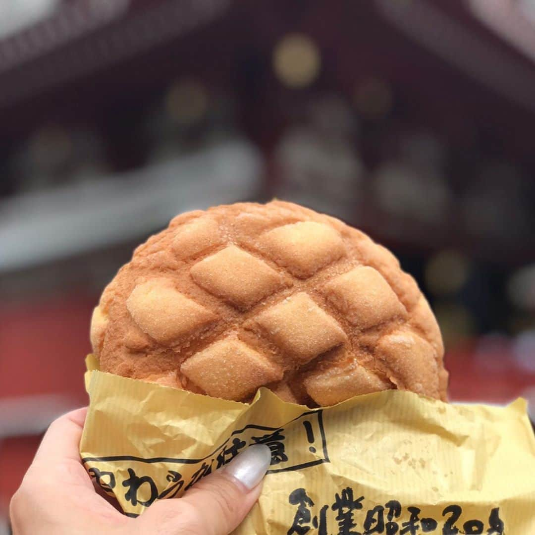 里井真由美さんのインスタグラム写真 - (里井真由美Instagram)「・ 浅草食べ歩き〜♪ ・ ・ まずは「浅草シルクプリン」和栗モンブラン🌰 中にゴロンと栗入り。嬉しい ・ ・ →で、「おにくのおすし」で 「おにくのおにぎり」❗️ ・ ・ これ、金粉キラッキラの福小判型。縁起良さそ〜👏⤴️ ・ ・ メロンパンも食べて、また しょっぱいもの食べたくなり、結局、おにくのおすしで牛鮮丼と松阪牛のおすし握りも ・ ・ 浅草は食べ歩き楽しいーー♡ ・ ・ #モンブラン#モンブラン巡り#和栗#和栗のモンブラン#栗#おにくのおすし　#おにくのおすし浅草　#おにくのおにぎり　#浅草食べ歩き　#浅草グルメ　#浅草ランチ　#asakusa #里井真由美#1級フードアナリスト里井真由美#さといいね#栗スイーツ#デパ地下#ホテルスイーツ#デパ地下スイーツ#ホテル#ありが糖運動#まゆログ」9月17日 18時17分 - mayumi.satoi