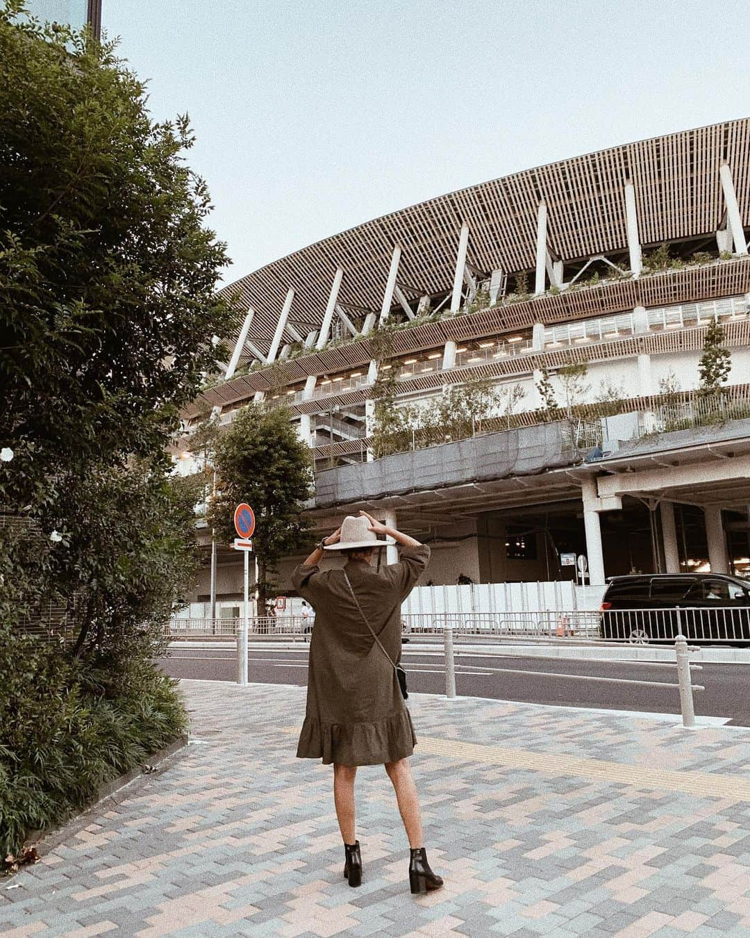 今井華さんのインスタグラム写真 - (今井華Instagram)「今週木曜日発売♡シャツミドルワンピ🌿 私は khaki にしました ✔︎ こういう楽チンワンピがほんとにすきすぎる💕 さらっと1枚でいいやつ😘 マオカラーって言う、首元の空きは昔からタイプ✌🏾 ブラック、ホワイトと、ベージュもあるよ✌🏾💕 寒くなったら タイツ履いてライダースとかデニム着てコーディネート👌🏽✨ #木曜19時発売開始 #増税前送料無料キャンペーンも木曜19時スタートです #風でハット飛ばされそうだった 笑」9月17日 18時18分 - imaihana