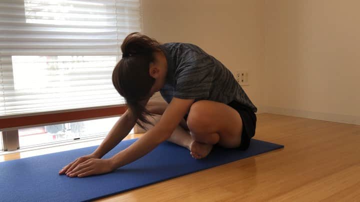鮫島彩のインスタグラム：「呼吸を使った体幹トレーニング。  呼吸をパフォーマンスに繋げるために、呼吸も身体操作技術の一部としてトレーニングします。  #JARTA #JARTAトレーニング #中野崇 さん」