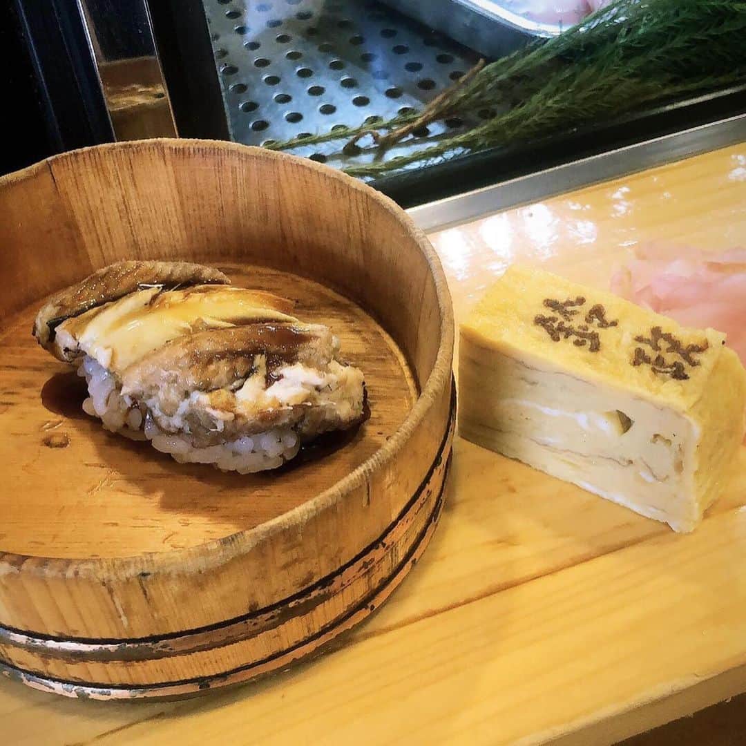 三鬼海さんのインスタグラム写真 - (三鬼海Instagram)「オフは酒田のお寿司屋さんと 鶴岡の水族館と神社へ  お寿司屋さんでは 偶然けんさん（@kenichi_kaga15）と 同じタイミングで同じ店へ🤭 ご馳走になりました😭 ありがとうございました！ 一年ぶりに来たけど、 めちゃくちゃ美味しい😋 写真あんまりないです… すみません笑  水族館もアシカのショーとか クラゲ、魚を見て楽しかったです🐟 癒されたな〜😌 神社では⛩J1昇格に向けて パワーをもらってきました👍🏾 いいオフでした👏🏾 . #山形 #酒田市 #鈴政 #鶴岡市 #加茂水族館 #羽黒山 #加賀健一 さん #三鬼海 #また右サイドコンビ組めるよう頑張る💪🏾」9月17日 18時23分 - mikikai_4