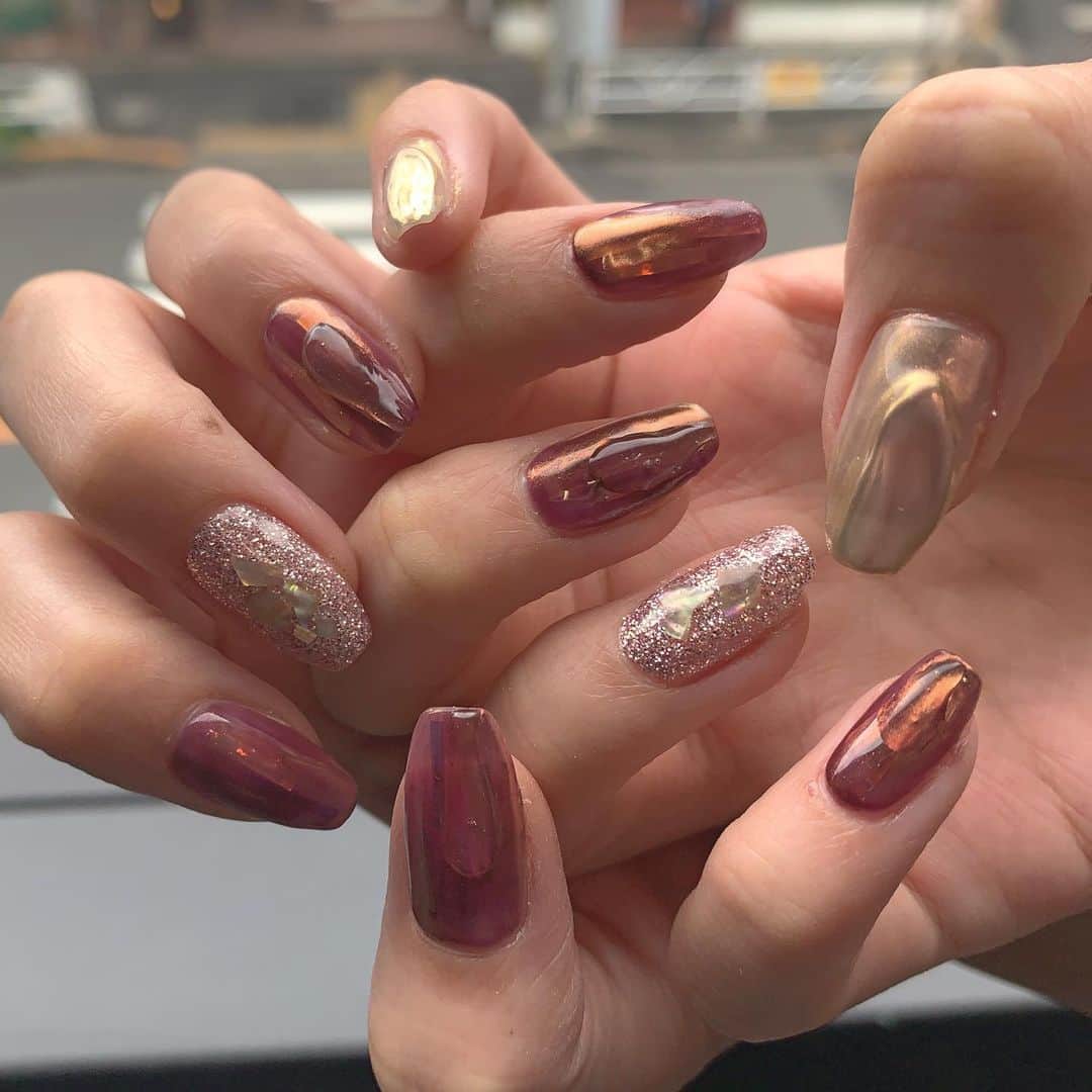 RUBY&ONYX by Kanako Miuraのインスタグラム：「my nail💗💜💗💜 ・ ・ ・ 9/18 14:30〜.17:00〜.18:00〜 9/19 12:00〜.14:30〜.16:00〜 9/20 12:00〜.17:00〜 ご案内可能です♥︎ お子様もお隣に座れるペアルームや個室もございます💡 ・ ・ ・ 🌿月額制もやってます🌿 ○プレミアム会員(ハンド&フット)¥29,800(税抜)・ ○ハンドレギュラー会員¥14,800(税抜)・ ○フットレギュラー会員¥14,800(税抜)・ ・ それぞれ全てのメニューが月に何度でもご利用頂けます。  ご予約、お問い合わせはDMまたは 0354595882 LINE ID：@ rubynail までお気軽にどうぞ💫  #daikanyama#nailsalon#nail#gelnail#rubyandonyx#handnail#mode#cool#studs#menscare#ART#autumnnails#メンズネイル#メンズケア#定額制ネイル#通い放題#ジェルネイル#ネイル#ノーサンディング#ショートネイル#代官山ネイルサロン#トレンドネイル#秋ネイル」