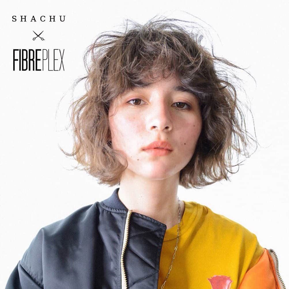のインスタグラム：「[ SHACHU × FIBREPLEX インスタ タイアップ企画] MASHROOM BLOWN Hair by @tomo__616  シュワルツコフの毛髪強化システム＝ファイバープレックス どんな髪にも使え、しっかり発色。 染める＋『 保護・強化 』のヘアカラー #マッシュルームブラウン 渋谷の大人気サロン「SHACHU」とのコラボレーションで、ファイバープレックスカラーのヘアスタイル写真をアップします！  @shachu_hair  #ファイバープレックス #ファイバープレックスカラー #unlock #アンティークカラー #チャコールカラー #デニムヘア #マッシュルームブラウン」