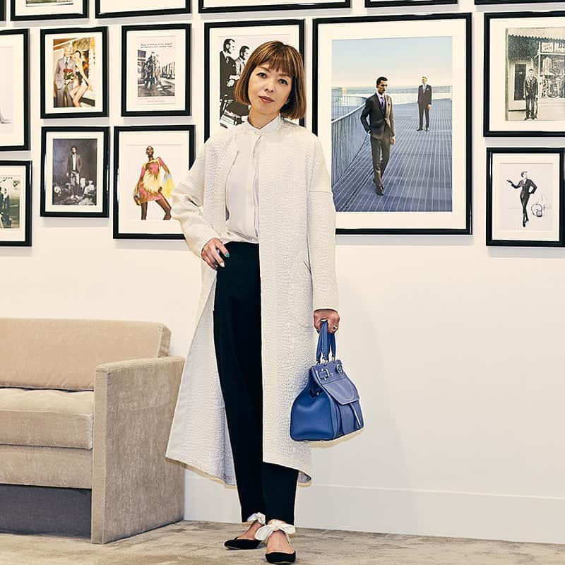 のインスタグラム：「FONTANA MILANO 1915 STAFF SNAP! 定番バッグを横長フォルムにアップデートしたモデル“A4”。表側はもちろん、ライニングまで美しい発色のレザーも＜フォンタナ ミラノ 1915＞の魅力の一つです。アイテムの詳細はBIOの🔗よりオフィシャルサイトをご覧ください。 #fontanamilano1915 #XO #exclusive #bag #italy #milano #fashion #womensfashion #coordinate #style #フォンタナミラノ1915 #バッグ #イタリア #ファッション #コーディネート #トートバッグ #バーニーズニューヨーク #barneysjapan #barneysnewyorkginza #FONTANAxBNY」