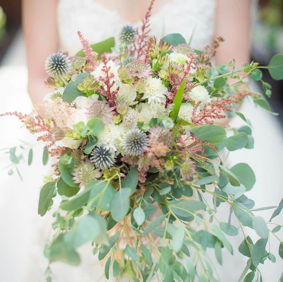 のインスタグラム：「﻿ ﻿ ・・・﻿﻿﻿﻿ ﻿﻿ ﻿﻿ ﻿﻿ #repost @the_leaves_premium_terrace ﻿ ﻿﻿﻿﻿ ﻿﻿ ・・・﻿﻿﻿﻿ ﻿﻿ ﻿  _ 【オシャレ好きな花嫁さんに👰】 ナチュラルなクラッチブーケスタイル☘️ アットホームな雰囲気のウエディングにもぴったり♪  #群馬 #高崎 #前橋 #ザリーヴスプレミアムテラス #結婚式 #結婚式場 #群馬結婚式 #ウエディング #プレ花嫁 #前撮り小物 #プレ花嫁 #カップルグラム #カップル #カップルフォト #プロポーズ #wedding #チャペル #ナチュラルウエディング #instagood #ナチュラル #ナチュラルウエディング #ブーケ #クラッチブーケ」
