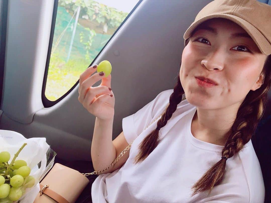 のインスタグラム：「. 初めてのシャインマスカット狩り🍇 悪天候の為バスで試食☔️ . バスツアー初めてだったけど楽しかった！ ちょっとづつ食べようと思ってたのにあっという間に食べきってしまった....🍇 . . . #シャインマスカット#シャインマスカット狩り#群馬#バスツアー」