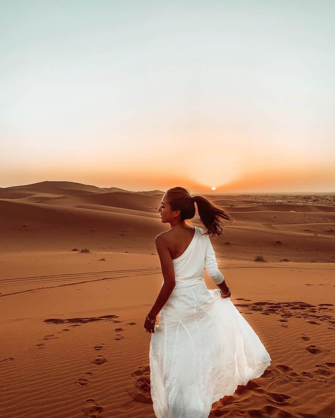 福井仁美さんのインスタグラム写真 - (福井仁美Instagram)「Sunset from the Sahara are something else ✨✨ 📍Merzouga Sahara ───────────────────── 人生で1度は来てみたかったサハラ砂漠。 ラクダで40分移動してこんな綺麗な砂丘まで来ました。 オレンジ色に照らされて美しすぎる。。 サラサラの砂の質感が気持ちよくて裸足で生活してるよ👣 ・ 砂漠の夕日の感度は何にも変えられない。だから砂漠が本当に大好き♡ ・ #sahara #saharadesert #saharadesertluxurycamp #desertcamp #サハラ砂漠 #メルズーガ #サハラ砂漠キャンプ #morocco #shooting #moroccotravel #moroccotrip #morocco_vacations #モロッコ #モロッコ旅行 #jetsetter #المغربية  #travelphotography #travelersnotebook  @mytrip_stw」9月17日 18時35分 - hitton28