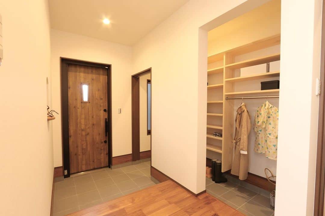 OKOCHI STYLE(香川県) さんのインスタグラム写真 - (OKOCHI STYLE(香川県) Instagram)「玄関ホールの施工事例。 シューズクロークを設けました。 左右合わせて10段の可動棚に、たっぷり靴を収納出来ます。 レインコートなども掛けられます◎ ご家族様はシューズクローク側から入るので、引き戸を閉めれば、お客様が来られても、気持ち良くお迎えが出来ます✨  Instagramで紹介した写真は、下のプロフィールをご覧ください♪ ーーーーーーーーー @okochi.komuten  ーーーーーーーーー  資料請求専用インスタ始めました！ 家づくりの資料請求はこちらから⬇️ ーーーーーーーー @request_ok ーーーーーーーー  街角リゾート木きん堂倶楽部のインスタもご覧ください(カフェ&ギャラリー情報)🌟 ーーーーーーーーー @mokkindou.cafe  ーーーーーーーーー  大河内工務店HPのURLはこちら⬇️ https://www.okochi.co.jp  #工務店だからつくれる家#玄関 #玄関ホール #玄関収納 #無垢 #自然素材 #住宅#木の家 #工務店#建築#設計 #自由設計 #注文住宅 #香川の家 #新築 #一戸建て #注文住宅新築 #施工事例 #暮らしを楽しむ#家 #家づくり #おしゃれな家 #マイホーム #マイホーム計画 #住宅 #香川の工務店 #baum_kagawa#木きん堂 #香川県 #大河内工務店」9月17日 18時36分 - okochi.komuten