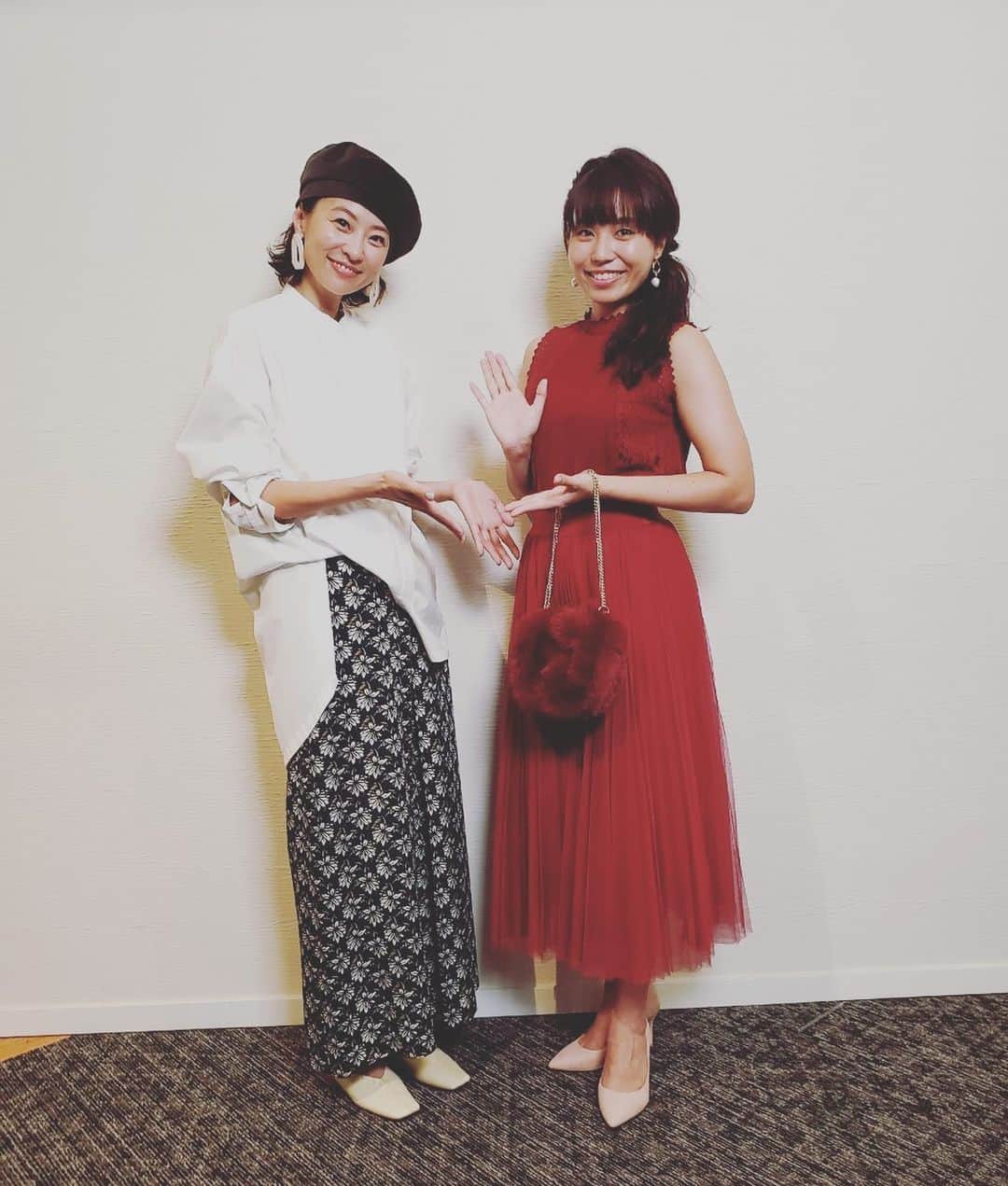 のインスタグラム：「本日、格安コーデバトルのコーナーでは 上原りささんとご一緒させていただきました☺️✨ 彼をゲットする結婚式二次会スタイルということで、 華やかなボルドーのコーディネートをとても素敵に着こなしてくださっていました😍真面目なお人柄でちょっぴり天然😆？な上原さん、とても可愛らしいかたでした☺️✨ ・ ・ #ヒルナンデス#格安コーデバトル#くみっきーご結婚おめでとうございます😍🎉#よく行く#テラスモール湘南#ロケ#わたしの着ていたお洋服はすべて # @lheritage_martinique」