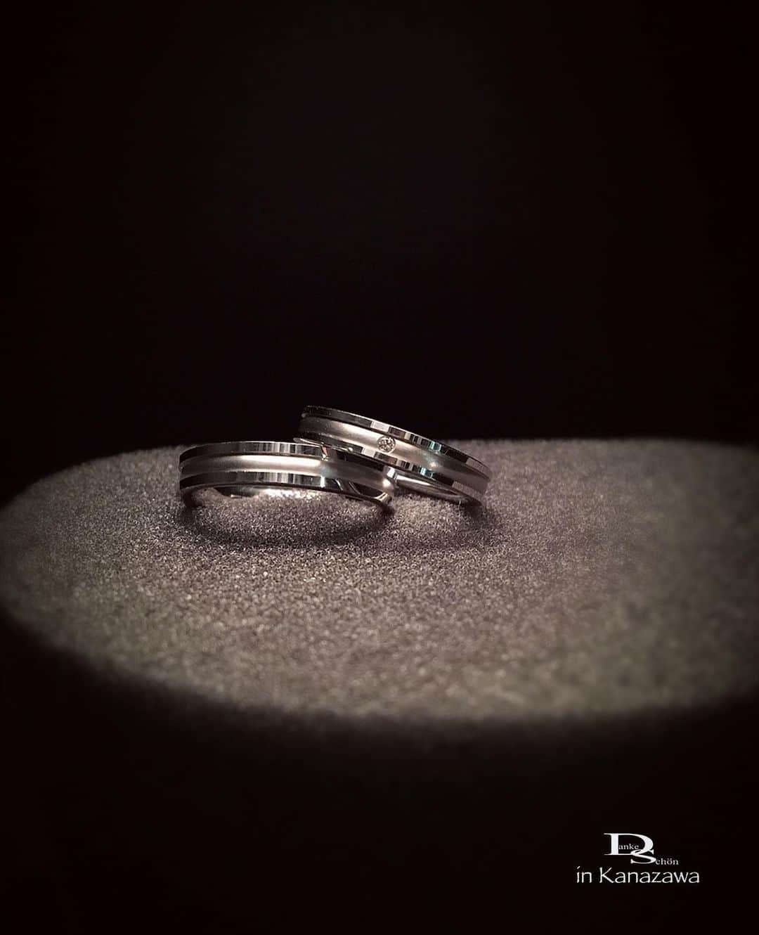 Danke schön ダンケ 金沢 結婚指輪 鍛造さんのインスタグラム写真 - (Danke schön ダンケ 金沢 結婚指輪 鍛造Instagram)「・ ・ ・ 今日はこの指輪が撮影して 欲しいと訴えてかけてきました😆 ・ ・ 良く似てますが ・ ・ 実はコレ🙌🏻 クリスチャンバウアーが提案している 純粋なペアとは違います。 ・ ・ 何故なら ☝︎ クリスチャンバウアーはセットで なければならないは無いのです。 ・ ・ お二人で 自由にお選びください。 ・ ・ 何がどう違うか？ 分かりますか？ ・ ・ ㍉単位の話しになるので 詳しくはお店で御相談ください。 ・ ・ ・ 鍛造削り出し 🇩🇪クリスチャンバウアー 専門店 『  Danke schön 』 ・ ・ ㍉単位で御提案出来るのも クリスチャンバウアーに特化した 専門店の良さと圧倒的な情報力を フル活用ください。 ・ ・ ※ 電話・メールなどでの価格などの 詳細についてのお問い合わせはご遠慮ください🙇🏻‍♂️ ・ ・ 《 NGの理由 》 実際にバウアーの指輪に触れ 作りを知り「つけ心地」を感じた上で 御判断頂きたい思いがあるからです🙇🏻‍♂️ ・ ・ ・ ——Danke————————————— ▪︎トップページ 🔜 @danke2005 ———————————schön———— ・ ・ #クリスチャンバウアー #ドイツ製 #christianbauer #ダンケ #金沢結婚指輪 #結婚指輪 #婚約指輪 #鍛造指輪 #2020春婚  #2019冬婚 #プロポーズリング#経年変化 #ブライダルリング  #福井結婚指輪 #ポルシェ #メルセデスベンツ #マリッジリング #ブライダル #切削 #ブライダルフェア#結婚記念日 #クリスチャンバウアー金沢 #ポリッシュ  #結婚指輪金沢  #結婚指輪選び #結婚準備  #富山結婚指輪 #鍛造リング #再婚  #メンズリング」9月17日 18時47分 - danke2005