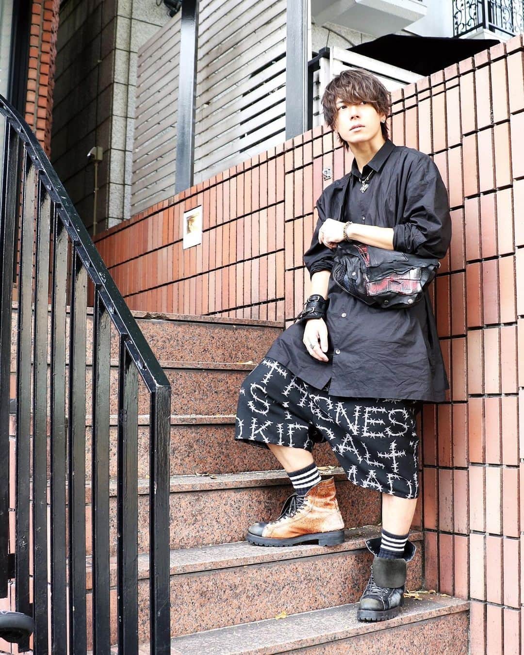 引地敬澄のインスタグラム：「久々の #引地髪服 🐕🍀 . ■Shirt= @hapeace1221 . ■Inner= @kincrossworld . ■Pants = @kidillroom . ■Shoes= @hapeace1221 . ■BAG= @tt_official_ts × @kincrossworld . ■Hair= MUZOUSA . ■Heart= PAOONI 🤘. . . 私服スタイリングです🤘😼🔥 . 今夜22時〜販売開始の【TT×KinCrossWorld】の新作ボディBAGをメインに、H∀PEAC∃の刺繍シャツとKIDILLの柄パンで構築しました🐕⚡️ . 財布と携帯、更に携帯充電器と香水、そしてGoProまで入る収納力がまさに待ってましたの一言😂！！ . これからバチクソ愛用していきまっす🐕🔥 . ※2枚目以降が同時販売のアイテム達なので一緒に是非チェックしてくださいな🐕⚡️ . . 🌏KinCrossWorld🌎 【↓SHOP-URL↓】 http://kincrossworld.com (※僕のTOPのリンクから簡単に飛べます⚡️) . . . #HAPEACE #KinCrossWorld  #SMILOOP  #かぐや姫と7人の王子たち  #kidill #photooftheday #fashion #followme #style #swag #fit #instacool #데일리록 #옷스타그램 #멋스타그램 #코디 #오오티디  #팔로우  #맞팔 #소통  #선팔  #소통해요  #tagsforlikes #instalike #yolo #followmeto  #fashionista  #ootdfashion」