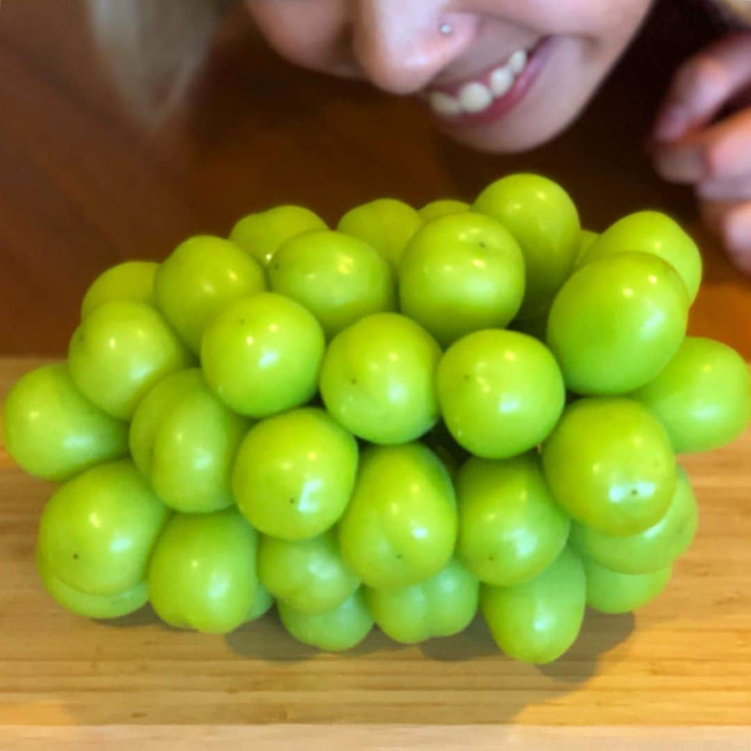 田中律子さんのインスタグラム写真 - (田中律子Instagram)「フタバフルーツ @futabafruits  大ちゃんにいただいたシャインマスカットがヤバすぎる❤️ 大きさ、食感、甘さ…もー、こんなの初めて👏👏👏👏👏 今まで、マンゴーが1番好きだったけど、これ食べて1番シャインマスカットになりました🤣  #フタバフルーツ  #本郷祐希農園  #シャインマスカット  #surfandfarm  #ヨガとフルーツと音楽」9月17日 18時50分 - ri2kotanaka