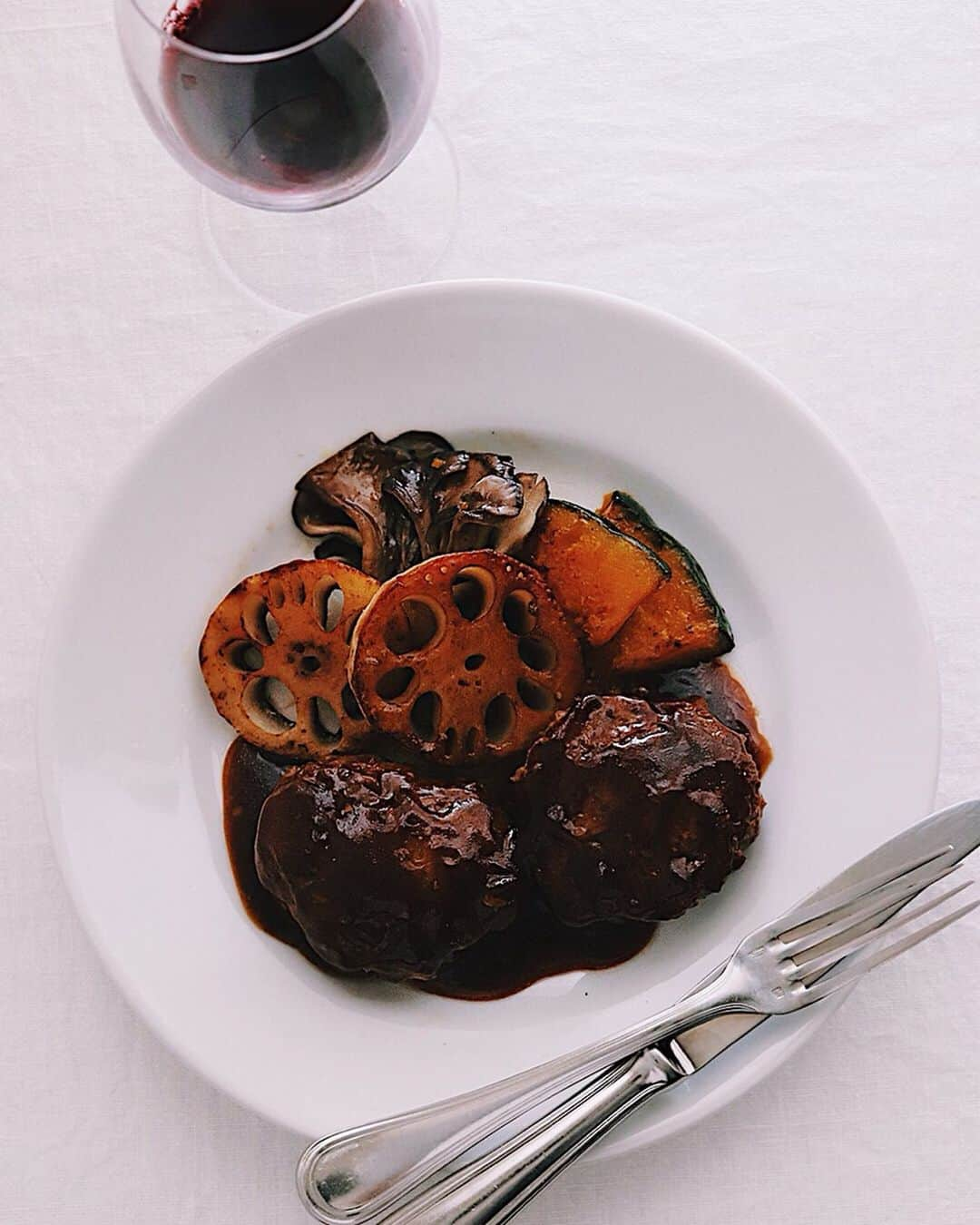 樋口正樹さんのインスタグラム写真 - (樋口正樹Instagram)「Hamburg steak . 今夜はハンバーグ。 合挽肉にタマネギ、 数種のスパイスを 効かせたパティを ふっくら焼いたら ウスターソース＆ トマトケチャップ。 蓮根、南瓜、舞茸 のソテーを添えて。 . . #ハンバーグ #秋野菜 #食欲の秋 #デバイヤー #Hamburgsteak #DEBUYER」9月17日 18時50分 - higuccini