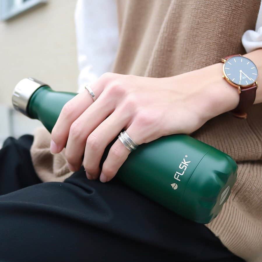 FLSK JAPANさんのインスタグラム写真 - (FLSK JAPANInstagram)「Special Thanks Photo by﻿ @___ike.cn___ さま﻿ ﻿ FLSK FRST 500〜1000ml﻿ ﻿ これからの秋コーデにも、﻿ ぴったりの深い緑色🍃﻿ ﻿ bottle ↪︎ #フラスク (@flsk.japan )﻿ ﻿ 詳細はプロフィールのリンクから、﻿ 公式サイトにて確認できます✈︎﻿ ﻿」9月17日 18時50分 - flsk.japan