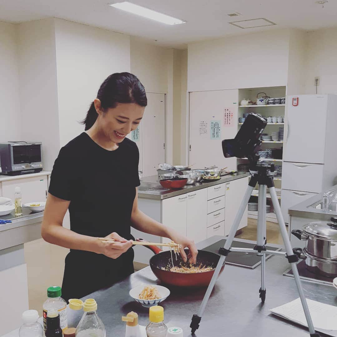 瞳ゆゆさんのインスタグラム写真 - (瞳ゆゆInstagram)「10月のレシピ動画撮影してきました😊 テーマは｢風邪予防｣ 大事な時期に入ってくる受験生、風邪なんてひいている暇はありません！  今回も、驚くほど簡単で美味しいレシピばかり😍 はっきり言って、知らなきゃ損です！！ いよいよ来週22日に迫った｢宝塚式！綺麗になるレシピ｣の料理教室🍳 もうお申し込みはされましたか？  野菜たっぷりで食物繊維豊富、低糖質、高タンパク、低カロリーの美味しい綺麗になるメニューを作っていきます😊  宝塚受験生はもちろん、内から綺麗になりたい方や体質改善をしたい方、管理栄養士に相談したい方など、どなたでもご参加いただけます。  極端なものでなく、美味しく、我慢せず続けられるから、いつまでも美しくいることができる。 一緒にキレイを学びましょう！  #グラントジェンヌ #レシピ #料理教室 #宝塚式 #宝塚受験」9月17日 18時55分 - yuyu_hitomi