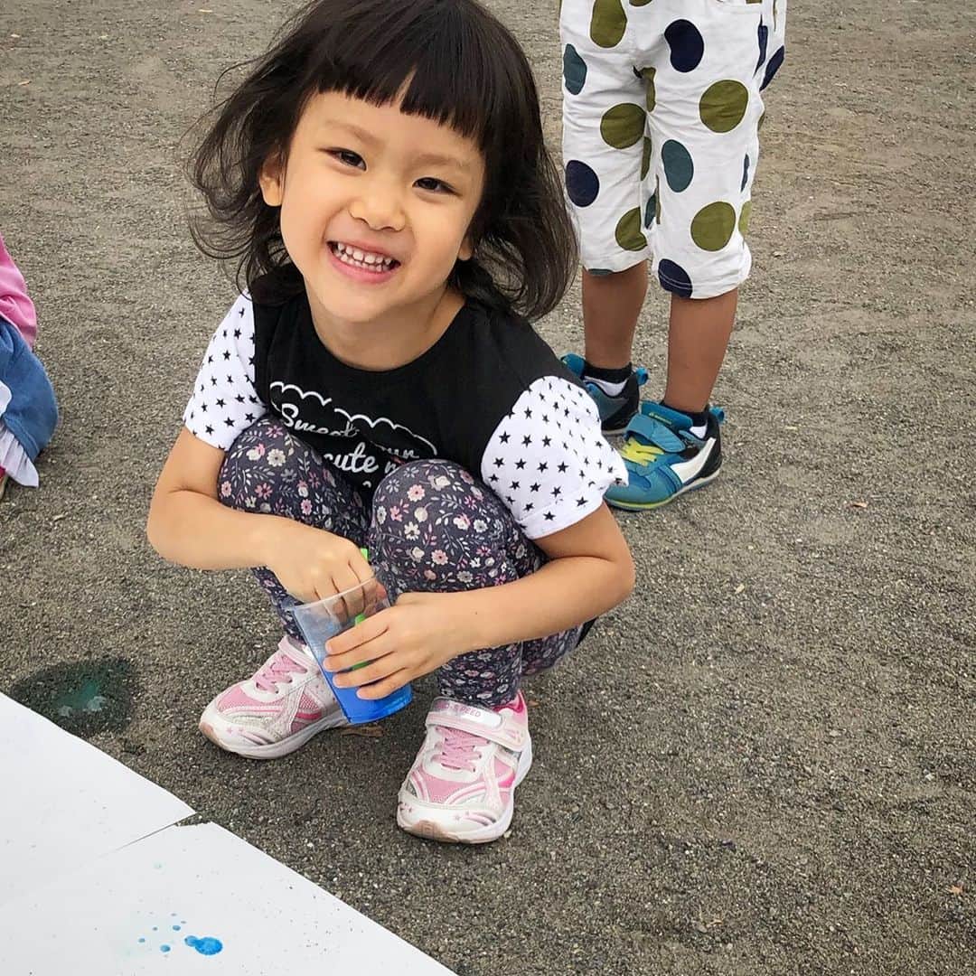 のインスタグラム：「久しぶりの参観日♪﻿ ﻿ 前回は仕事でどうしても行くことができなくて、、お姉ちゃんが泣いちゃったので今回は参加できてよかった﻿ ﻿ シャボン玉を上手に吹きかけてアートを作っていきます﻿ ﻿ とっても楽しそうなお姉ちゃんでした^_^﻿ ﻿ #お姉ちゃん﻿ #4歳﻿ #参観日﻿ #シャボン玉」