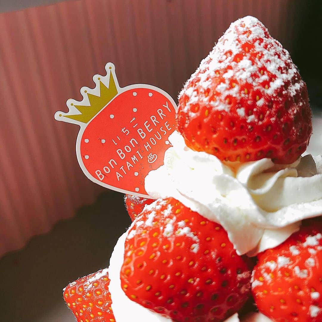 小峰みこさんのインスタグラム写真 - (小峰みこInstagram)「いちご大好き🍓 いちごパフェ嬉しかった♥️ . #いちご #苺 #いちごパフェ #strawberry #sweets #食べスタグラム #インスタ映え #いちごのある生活 #いちごbonbonberry熱海ハウス」9月17日 19時05分 - mico_19911201