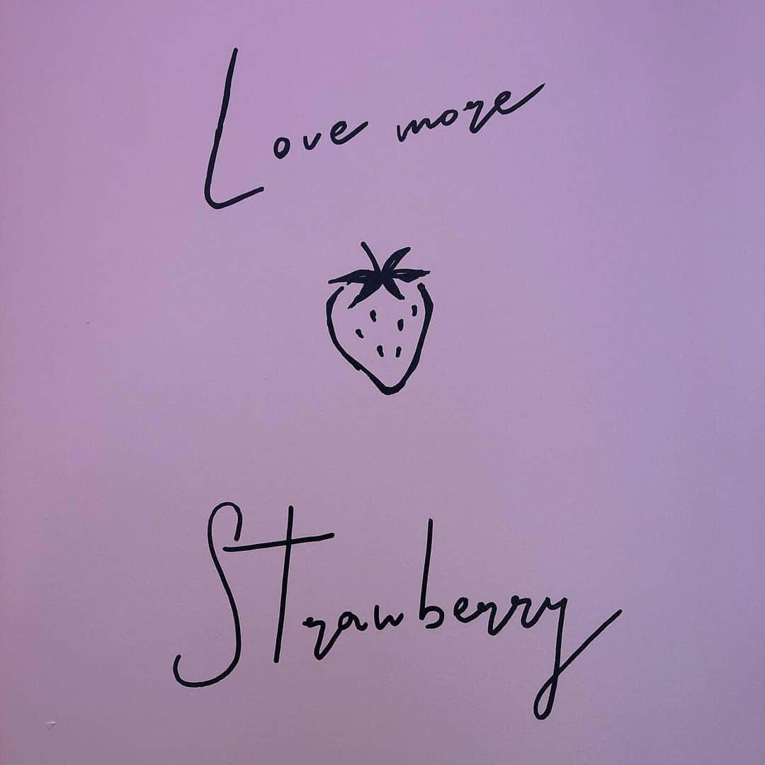 小峰みこさんのインスタグラム写真 - (小峰みこInstagram)「いちご大好き🍓 いちごパフェ嬉しかった♥️ . #いちご #苺 #いちごパフェ #strawberry #sweets #食べスタグラム #インスタ映え #いちごのある生活 #いちごbonbonberry熱海ハウス」9月17日 19時05分 - mico_19911201