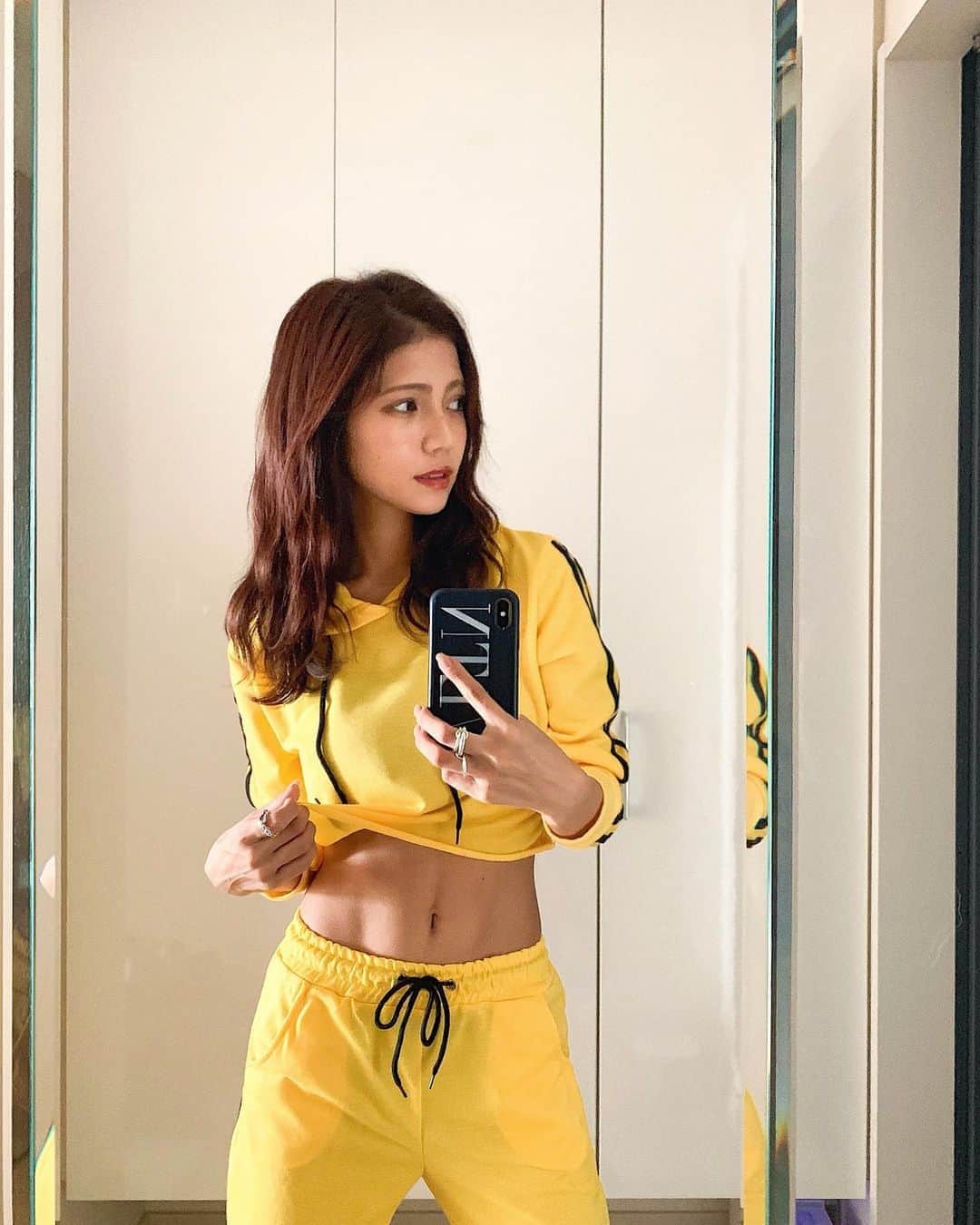 のインスタグラム：「腹筋の縦筋、 ちょっとずつ入ってきた🤭♥️ ＊ いつも尻トレと腹筋、腰回り中心にして 足と腕は筋肉つけたくない と、トレーナーさんにお願いしています🙃 ＊ 最近ローラのトレーニングアカウントが 好きすぎてずっと見てるんやけど お尻と背中が理想すぎ😵❤︎ @workout_330 ＊ ＊ set up... @lamour__noir ＊ ＊ ＊ #ジム #パーソナルトレーニング #ボディメイク #トレーニング #筋トレ女子 #ジム #トレーニングウェア #ダイエット #like #workout #instagood」