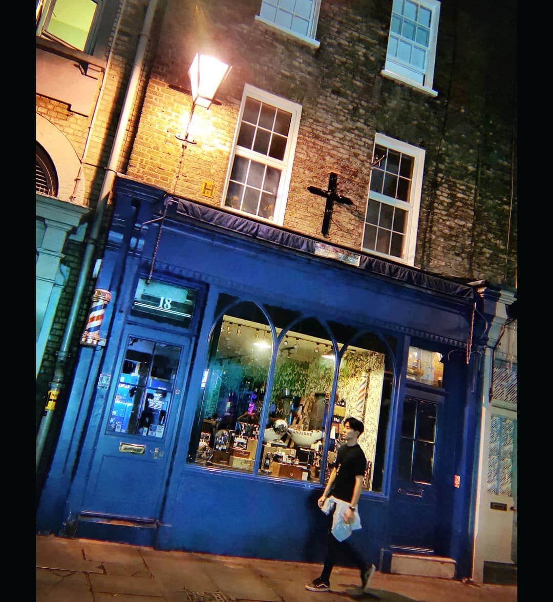 ダンソン・タンのインスタグラム：「✞ ✞ ✞ ✞ ✞ ✞ ✞  #london #散散步 #DT #唐禹哲 #HOTHEART #SEVENDAYS」