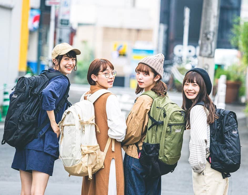 Coleman Japanのインスタグラム：「コールマンの #リュック女子 急増中❣️ 「街の素敵な女の子」が主役のWEBメディア『mer（メル）/学研プラス』に、コールマンの人気バックパック🎒「WALKER（ウォーカー）シリーズ」が掲載されています！  merモデルの間では、メンズライクな見た目が可愛いアウトドアリュックが流行中。軽くて、使い勝手がよく、飽きのこないデザインが大好評です。今すぐ記事をチェックしよう😘 ・ ・ ・ @mer0217 @you_miyazaki @maaanyaka @miyoshikun @marumaru1530 #灯そうColeman #灯そうコールマン #灯そう #Coleman #コールマン #Backpack #バックパック #Rucksack #リュックサック #リュック #Daypack #デイパック #WALKERシリーズ #walker25 #walker33 #ウォーカー #ウォーカー25 #ウォーカー33 #黒リュック #コールマンリュック #私のコールマン #merweb #mer」