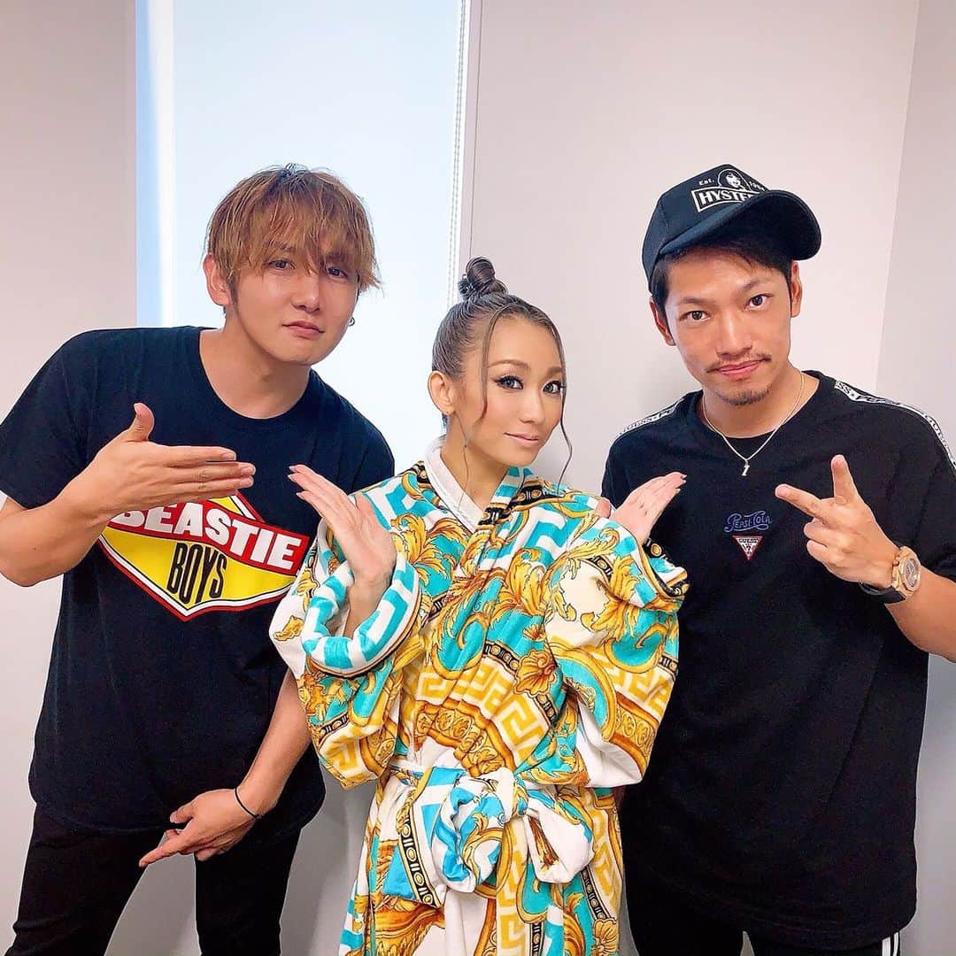 ミッチーのインスタグラム：「misonoちゃん @misono_koda_official にお誘い頂いて！ 倖田來未さん @kodakumi_official のライブへ行ってきました！ #Blackcherry #Japonesque 両方とも当時聴いていた曲があり流れた瞬間色々思い出したよね〜 で、帰ってからも聴いちゃうよね〜せつねぇええ笑  MC最高に面白くて終始爆笑してました え！もっと話して！って思ったライブ初めてでした笑  12月で20周年イヤーを迎えられるとのことで ずっと走り続けてるってやっぱりすごいなぁ、本当にかっこいい、と心から思いました！ 素晴らしい時間をありがとうございました！！ ちなみに俺の1番好きな歌はHot stuffです(←聞いてない)」