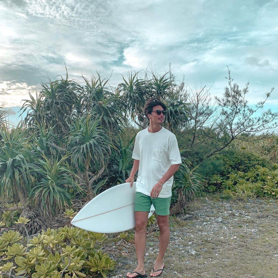 萩原章太のインスタグラム：「イインダヨ！グリーンダヨ！ まだ夏？🌿🍃 #surftrip#surf#surfing#beachlife#beachtrip#ootd#outfit#code#fashion#sea#beach#wave#haneypresets #サーフ#サーフィン#サーフトリップ#ビーチライフ#ビーチトリップ#コーデ#ファッション」