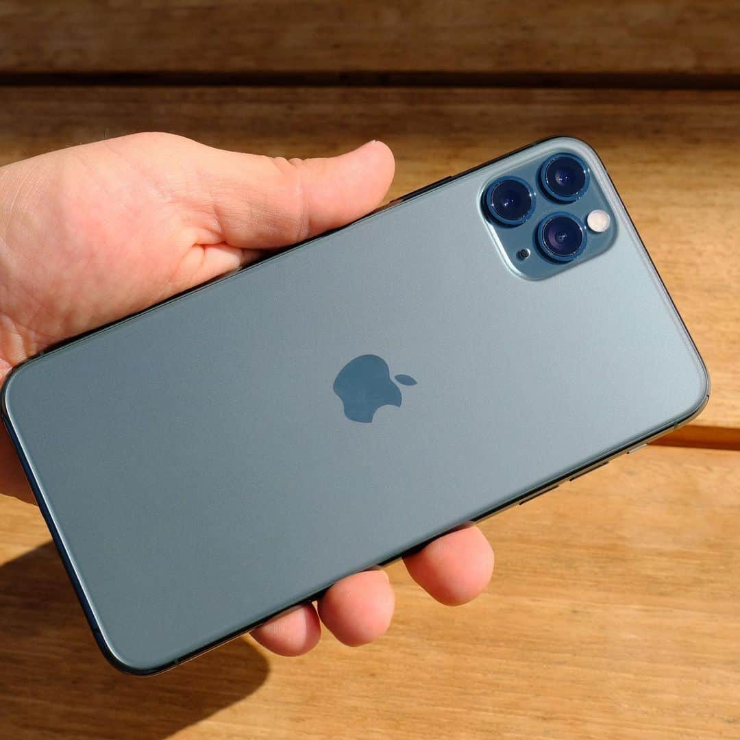 松村太郎のインスタグラム：「#iPhone11 Pro Max midnight green.」