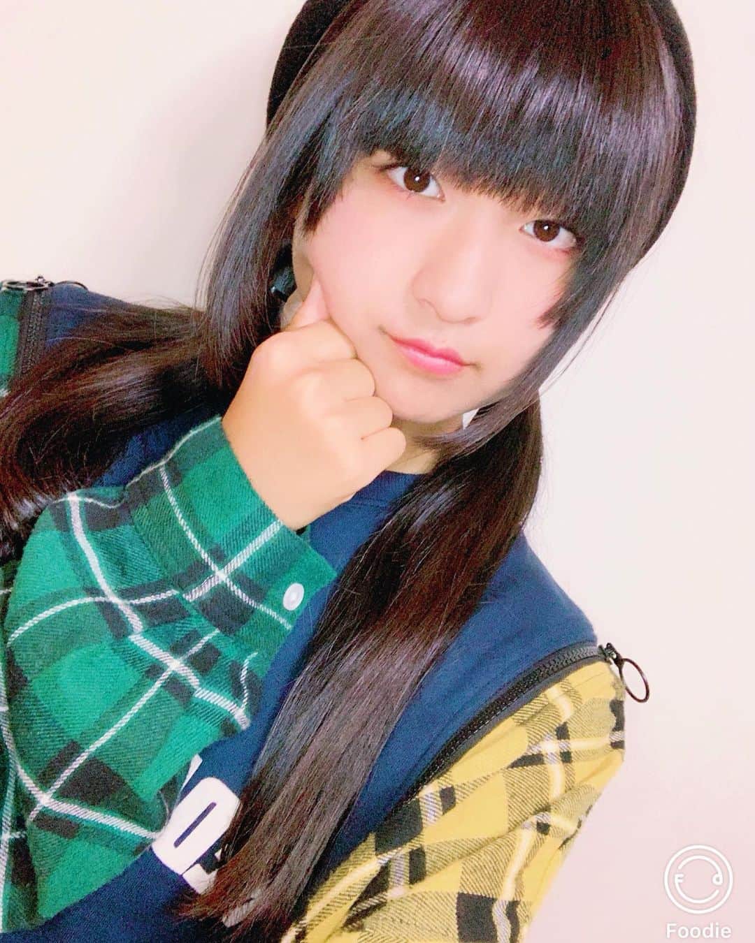 りりりのインスタグラム：「前髪の横の姫カット(じぶんはエラ毛って呼んでます)の子分みたいなのがちょっと前から出来てきてます( * ॑꒳ ॑* ) 前髪が重すぎるってよく言われるので端っこを伸ばしていったら今の状態( * ॑꒳ ॑* ) 切りたくてウズウズ… 我慢するね😭  ずっとこの髪型なんやけど、ほかに似合いそうな髪型あったら教えてください💕 一回ボブにはしてみたい。。。。😳 ・ ・ #りりり #エラ毛 #子分 #foodie  #フーディー感性  #似合う髪型 #教えてください」