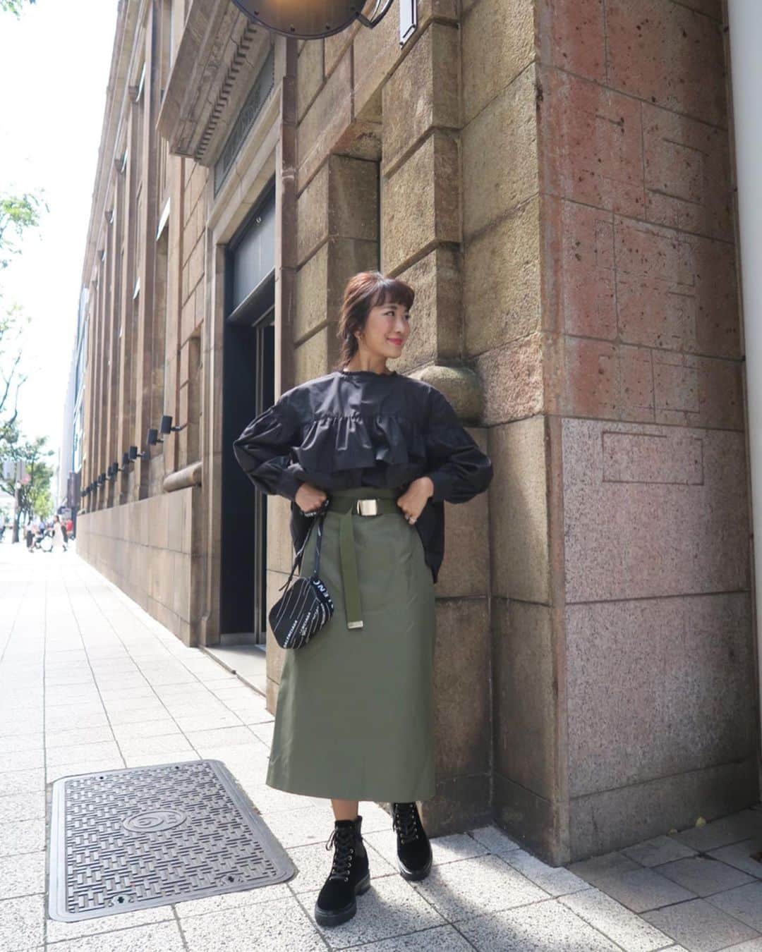 のインスタグラム：「今日のcoordinate♡朝晩はすっかり涼しくなって来ました＼(^o^)／昨日着ていたタックギャザーブラウス、色違いのblackはモードなコーデで♡ボリュームがあるので前だけスカートにイン！(3.4枚目分かりやすいです) #wakkinstyle#ootd#coordinate tops:#linkable @linkable_official(19日発売予定) skirt:#linkable @linkable_official(popup先行発売予定) bag:#balenciaga boots:#gianvitorossi」