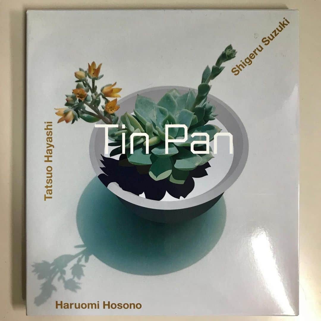 のインスタグラム：「このアルバム、出た時はあまりピンとこなくて全然聴きこんでもいなかったのでジャケの状態もすごく綺麗なまま。出たのいつだっけ？と見たら2000年！！なんと19年経ってたの？？信じられない！！まだ10年も経ってないと思ってた！ で、これ、今ジャストに良いですね！最近毎日ヘビロテですわ。細野さんの『HOCHONO HOUSE』とかいいなと思った人は聴いてみて。今年の新譜みたいに聴けるから。サブスクでも配信してるよ。」