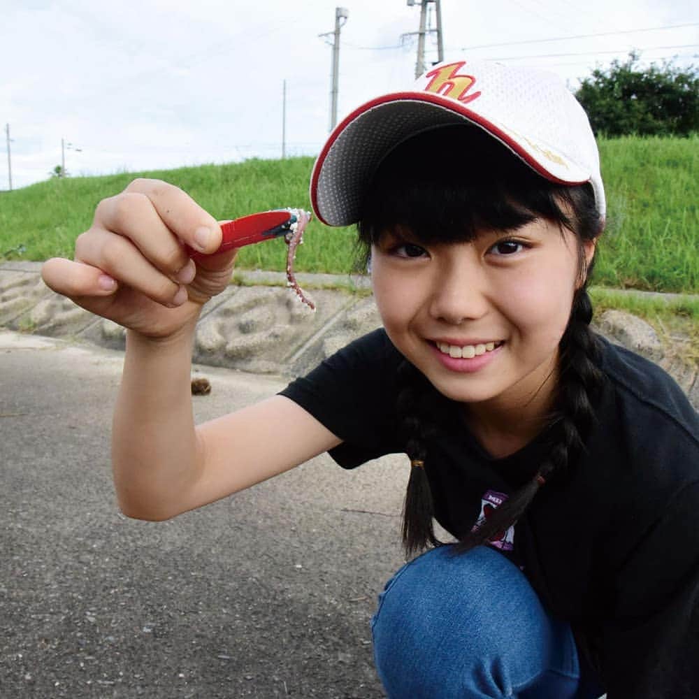 レジャーフィッシングさんのインスタグラム写真 - (レジャーフィッシングInstagram)「釣り女子りのんちゃん、虫エサに「ギャー」と言っていたのに、挟むものがあれば平気なんですと。  このセット、虫エサ苦手系の方におすすめです。  #マルシン漁具 #ドラゴン #釣り女子 @kyoko.n.15」9月17日 19時27分 - leisurefishing