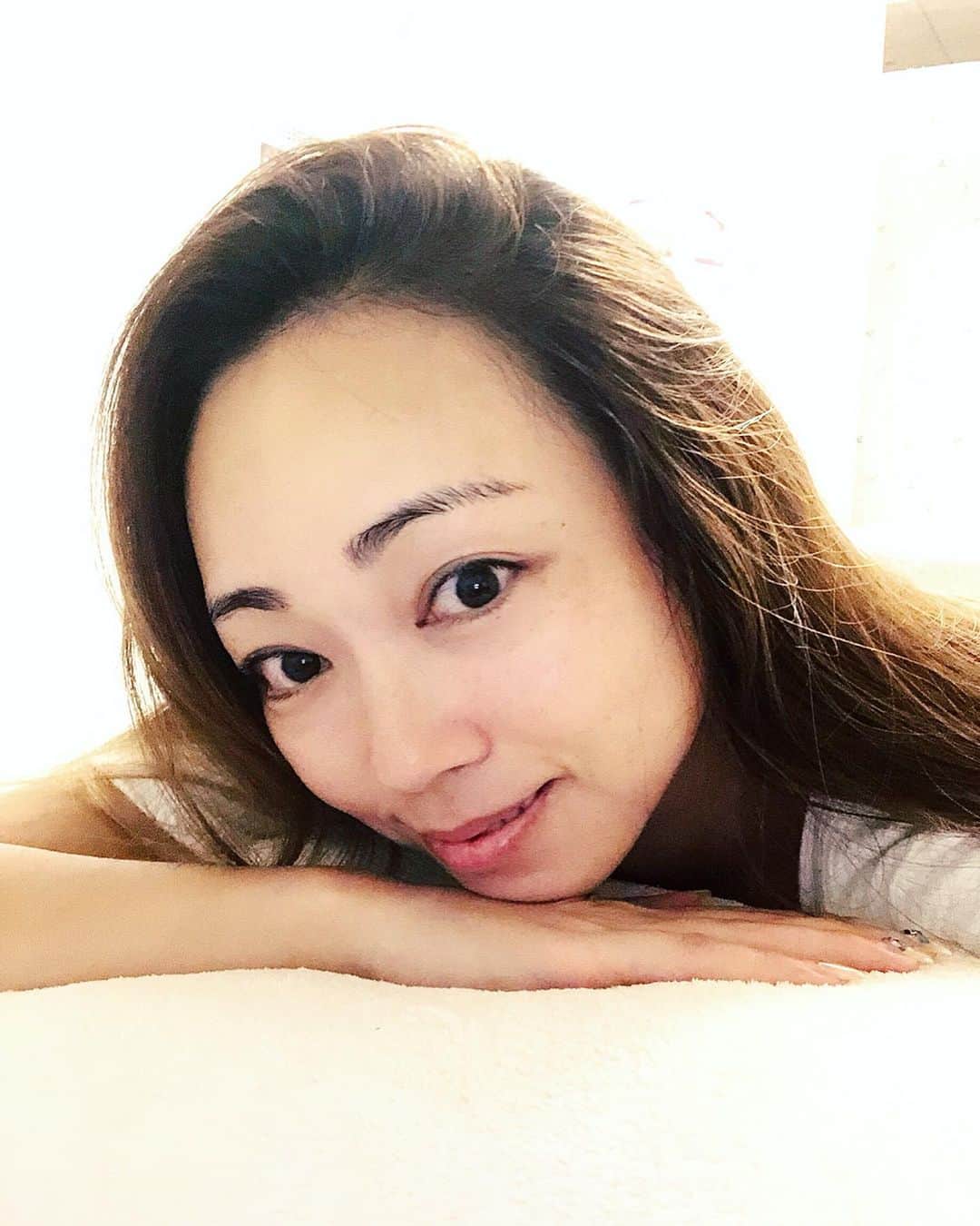 石田美奈子のインスタグラム：「𝔹𝕖𝕒𝕦𝕥𝕪 𝕤𝕒𝕝𝕠𝕟. . 2回目の#水玉リフティング 💎 今回も#恵比寿 の#salonvary @salonvary_official へ☺︎✨ 水玉リフティングと#ハイパーナイフ の合わせ技を受けてきました。 ほんとに顔がスッキリする〜😍 丸顔の私でも横顔がシュッとしてる！ #小顔 効果絶大です(о´∀`о) かなりの#乾燥肌 なのですが、肌の水分量が上がるのも素晴らしい👏 お化粧のノリが良くなって嬉しい🧡 . 💆🏻‍♀️ → #minako_beauty . #アラサー美容 #恵比寿エステ #エステ #リフトアップ」