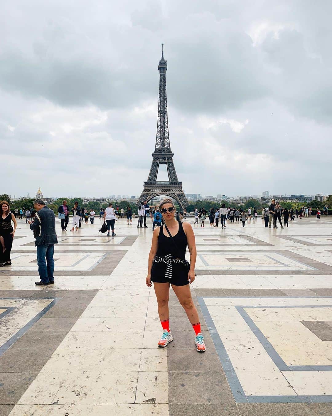 フィービー・ディ・トマソのインスタグラム：「Mood of the day: PARIS ⚡️ #OUI #TOURISTGAME #TOMATOONTOUR #EIFFELTOWER #PARIS #FRANCE」