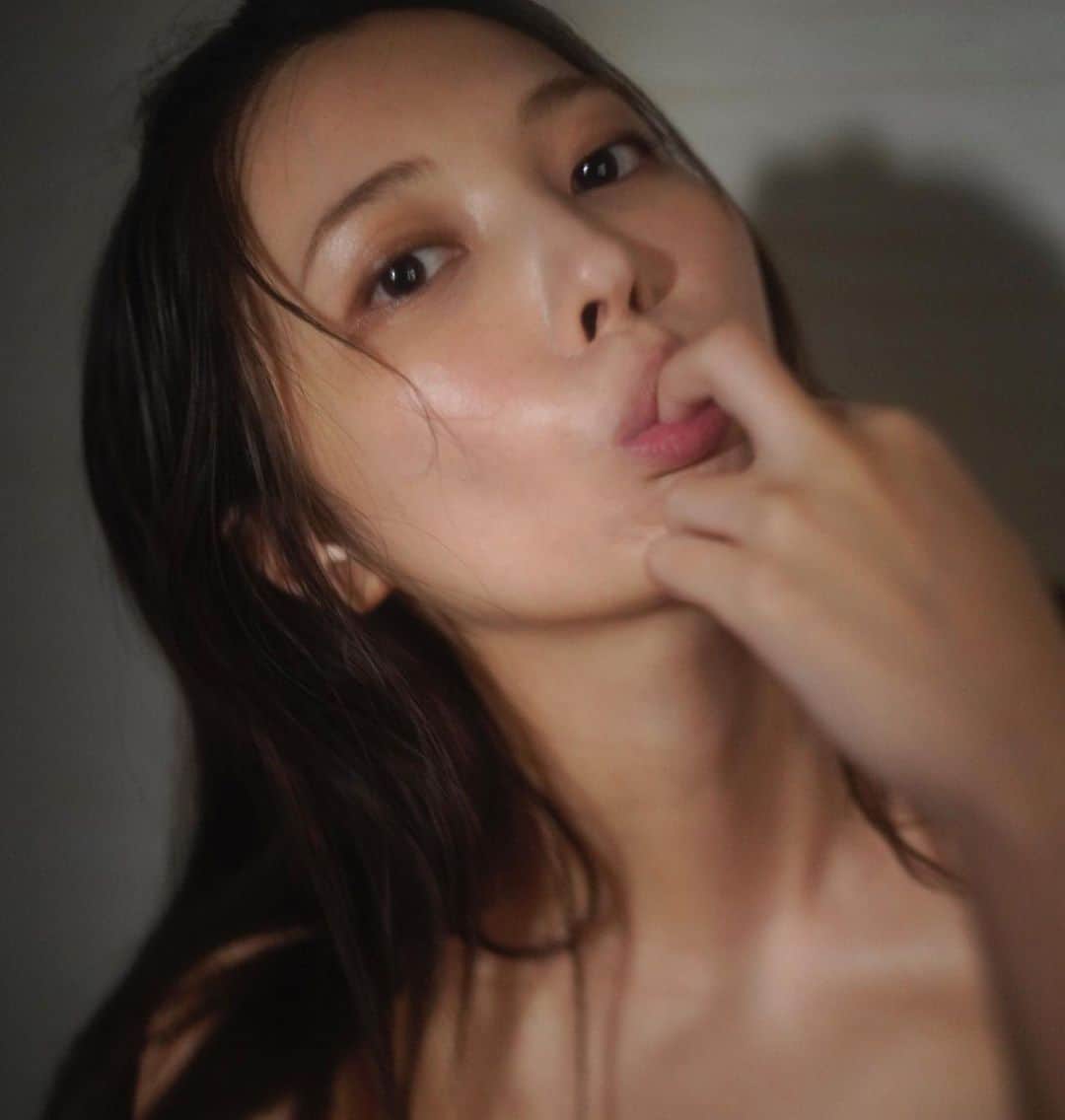 大石絵理のインスタグラム：「写真集のタイトル、"honey"にきまりました💖💖💖恋人、甘いもの、などの意味があります🍒そして、発売イベントがきまったのでお知らせします🥳‼️ 9/29 渋谷TSUTAYA, 10/13 福家書店の、詳細こちらです！ とびにくいと思うので、ストーリーハイライトにリンク貼ってあります💕 是非遊びにきてください☺️ 渋谷TSUTAYA→ https://ameblo.jp/shibuya-tsutaya/entry-12524486341.html 福家書店→ http://www.fukuya-shoten.jp/event_show.html?e_id=53」