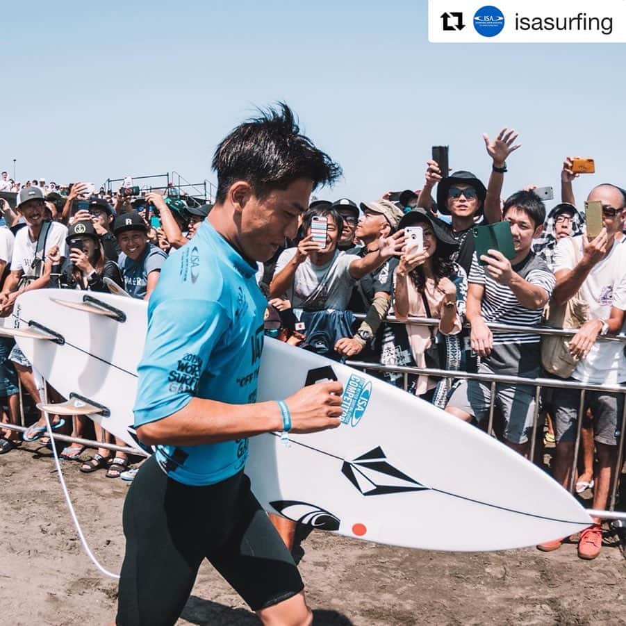nixon_japanのインスタグラム：「9/7〜9/15 宮崎木崎浜で開催された @isasurfing 2019 World Surfing Games にて Team Rider 村上 舜 @shunmurakami_mobb が 昨年に続き 2年連続の４位に入賞！ これにより 2020東京オリンピックのアジア枠を日本が取得。  今後の彼の活躍に注目してください！ Congratulations Shun.  #nixon #ニクソン #nixonjapanteam #nixonsurf  Photo: @isasurfing  #Repost @isasurfing with @get_repost ・・・ Against the best National Surfing Teams in the world @shunmurakami_mobb 🇯🇵 wasn’t phased and charged through the #ISAworlds pres. by @vanssurf into the Grand Final. Shun earned his second consecutive Copper Medal 🏅 in the event and put one foot in the door to #Tokyo2020, earning a provisional qualification slot as the highest finishing surfer from the Asian continent. 💪🏽」