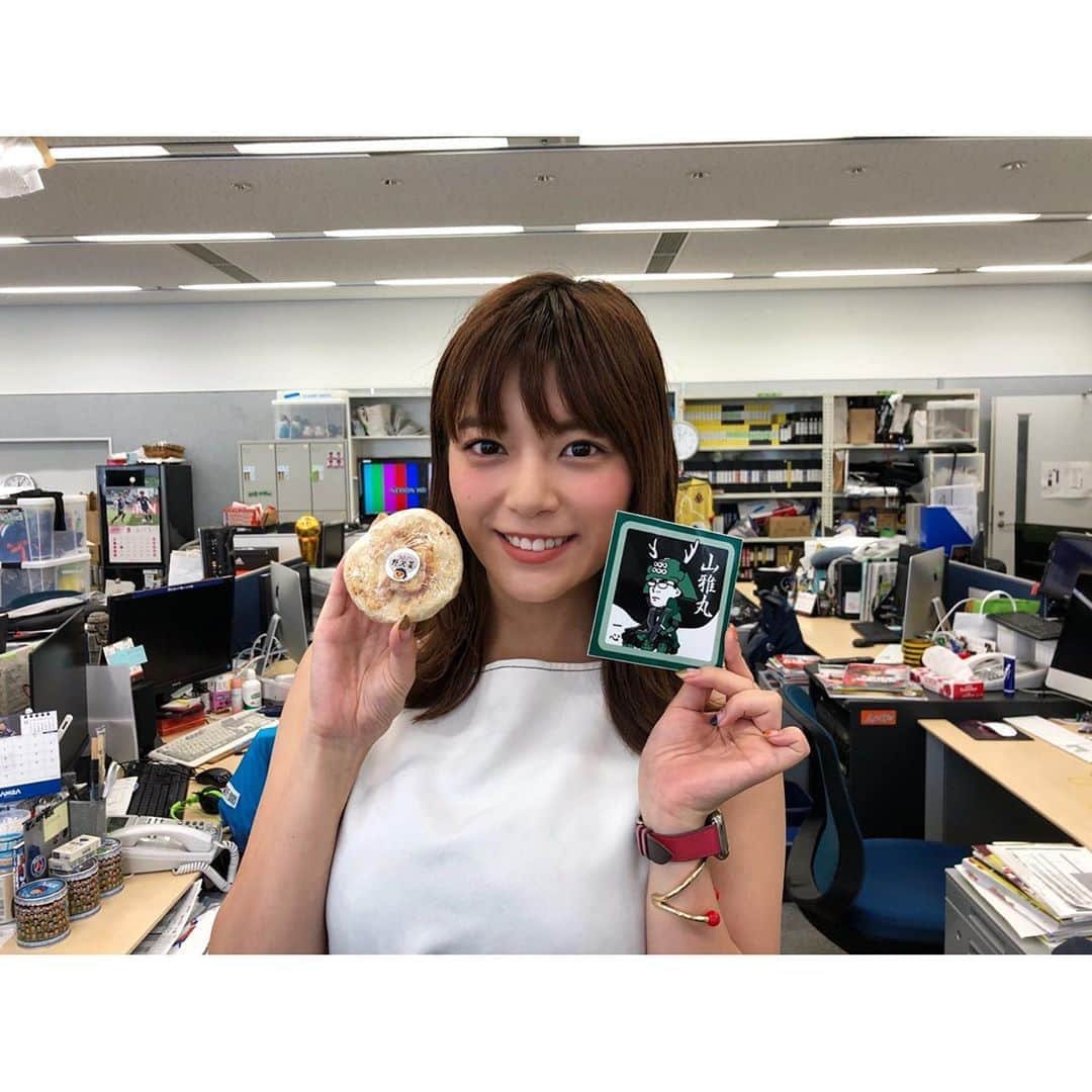 三谷紬さんのインスタグラム写真 - (三谷紬Instagram)「* 少し前ですが、 松本山雅FCのサポーターから お手紙とおやきとシールが届きました🙇‍♂️ お手紙には “アナカメ”への感謝の言葉がたくさん書かれていました🥺 嬉しくて嬉しくて、 自分のやっていることがサポーターの皆さんに届いているんだなぁと 改めて実感しました😭💓 おやきは やべっちFCのスタッフと共に 美味しくいただきました🤤 祖父母の実家が松本市にあるので おやきは大好物😋 また松本にも遊びに行きたいなぁ。 今週はＪ1リーグはお休みですが、 またみなさんと共感出来るような撮影を目指して、 取材頑張ります！👊 ありがとうございました🥰🌈 * #松本山雅fc#松本山雅#山雅#長野#松本#おやき#手紙#シール#サポーター#supporter#soccer#football#感謝#仕事#取材#アナカメ#がんばる#テレビ朝日#テレ朝#アナウンサー#三谷紬」9月17日 19時34分 - mitani_tsumugi