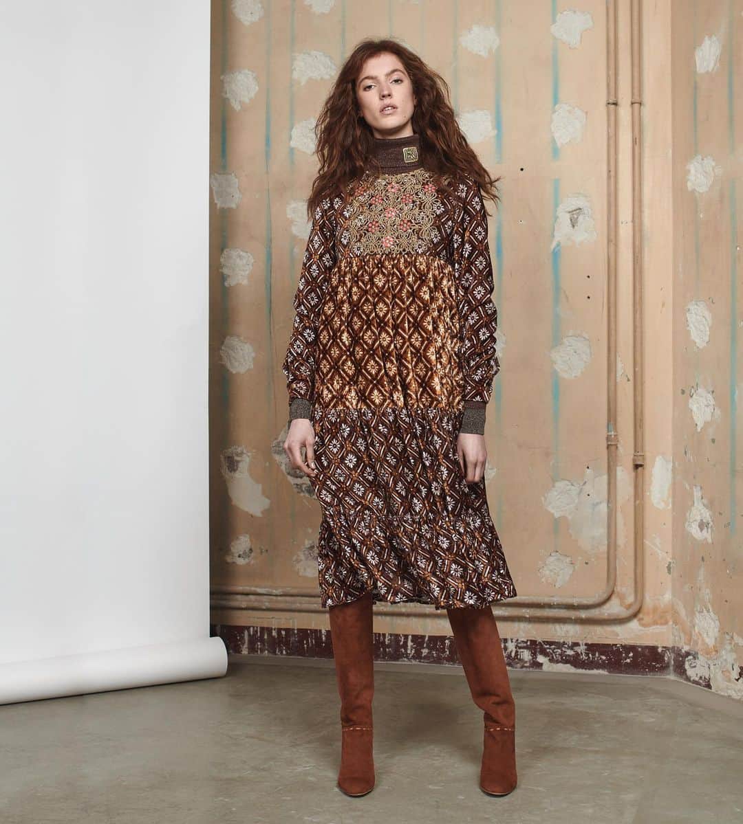 のインスタグラム：「Midi dress + Tall boots ✨ La robe Cheryl est un véritable bijoux d’inspiration Seventies. Confectionnée en velours, un plastron brodé de fils dorés, roses et sequins orne la poitrine.  A découvrir en boutique et en ligne 🧡 Tap to buy ! . The Cheryl dress is a real jewel of Seventies inspiration. Made of velvet, a panel embroidered with gold, pink and sequins threads adorns the chest.  To discover in store and online 🧡 Tap to buy!」