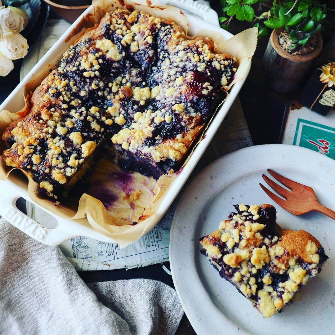 Michiko Maedaさんのインスタグラム写真 - (Michiko MaedaInstagram)「しっとりザクザクたまらない😋🌿 ブルーベリークランブルケーキ💕 ※※※※※ ※※※※※ #ブルーベリークランブルケーキ #ブルーベリーケーキ#クランブル #バターケーキ#アーモンドケーキ #混ぜたら焼くだけ#贅沢ケーキ  #しっとりザクザク#ブルーベリー #blueberry#blueberrycake #レシピは後程ブログにて #IGersJP#IGersjp#IGersj#クッキングラム#デリスタグラマー#おうちごはんlover #lin_stagrammer#kurashiru#クッキングラム#クッキングラムアンバサダー#クオカ#エルグルメ#フーディーテーブル」9月17日 19時42分 - shana.mama