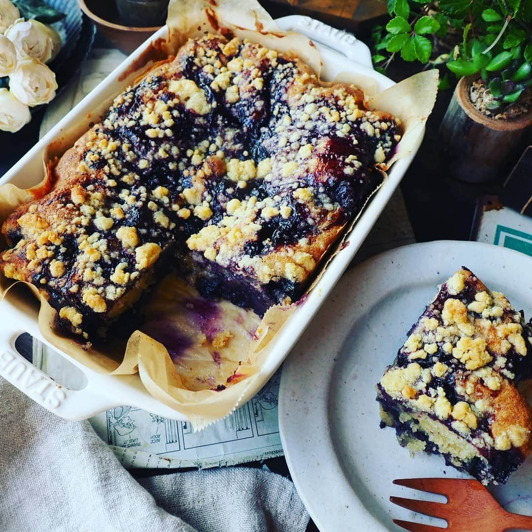 Michiko Maedaさんのインスタグラム写真 - (Michiko MaedaInstagram)「しっとりザクザクたまらない😋🌿 ブルーベリークランブルケーキ💕 ※※※※※ ※※※※※ #ブルーベリークランブルケーキ #ブルーベリーケーキ#クランブル #バターケーキ#アーモンドケーキ #混ぜたら焼くだけ#贅沢ケーキ  #しっとりザクザク#ブルーベリー #blueberry#blueberrycake #レシピは後程ブログにて #IGersJP#IGersjp#IGersj#クッキングラム#デリスタグラマー#おうちごはんlover #lin_stagrammer#kurashiru#クッキングラム#クッキングラムアンバサダー#クオカ#エルグルメ#フーディーテーブル」9月17日 19時42分 - shana.mama
