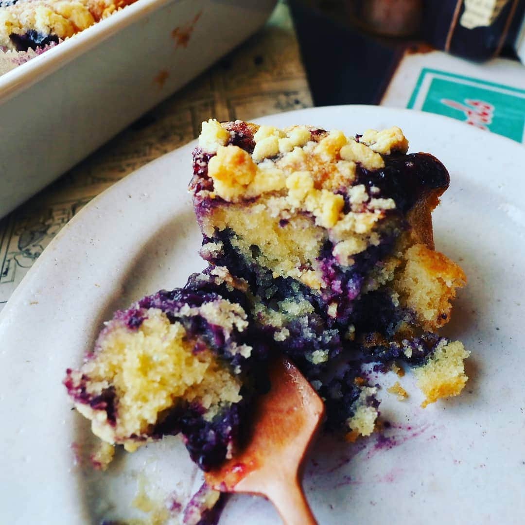 Michiko Maedaさんのインスタグラム写真 - (Michiko MaedaInstagram)「しっとりザクザクたまらない😋🌿 ブルーベリークランブルケーキ💕 ※※※※※ ※※※※※ #ブルーベリークランブルケーキ #ブルーベリーケーキ#クランブル #バターケーキ#アーモンドケーキ #混ぜたら焼くだけ#贅沢ケーキ  #しっとりザクザク#ブルーベリー #blueberry#blueberrycake #レシピは後程ブログにて #IGersJP#IGersjp#IGersj#クッキングラム#デリスタグラマー#おうちごはんlover #lin_stagrammer#kurashiru#クッキングラム#クッキングラムアンバサダー#クオカ#エルグルメ#フーディーテーブル」9月17日 19時42分 - shana.mama