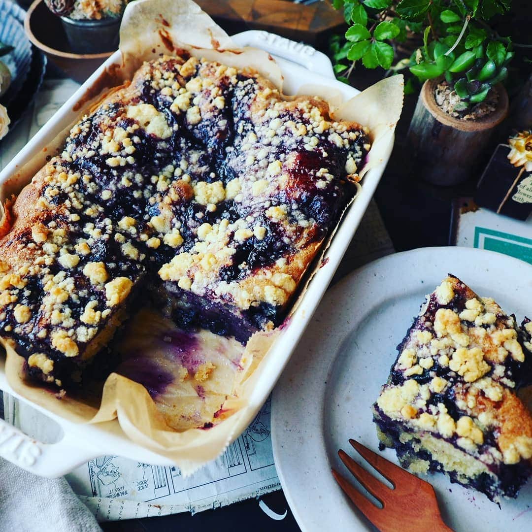 Michiko Maedaさんのインスタグラム写真 - (Michiko MaedaInstagram)「しっとりザクザクたまらない😋🌿 ブルーベリークランブルケーキ💕 ※※※※※ ※※※※※ #ブルーベリークランブルケーキ #ブルーベリーケーキ#クランブル #バターケーキ#アーモンドケーキ #混ぜたら焼くだけ#贅沢ケーキ  #しっとりザクザク#ブルーベリー #blueberry#blueberrycake #レシピは後程ブログにて #IGersJP#IGersjp#IGersj#クッキングラム#デリスタグラマー#おうちごはんlover #lin_stagrammer#kurashiru#クッキングラム#クッキングラムアンバサダー#クオカ#エルグルメ#フーディーテーブル」9月17日 19時42分 - shana.mama