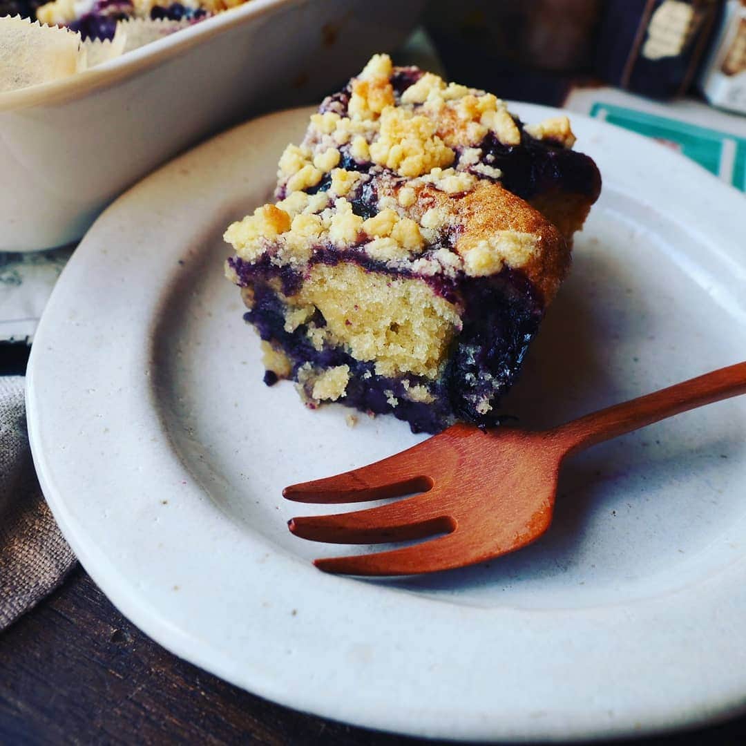Michiko Maedaさんのインスタグラム写真 - (Michiko MaedaInstagram)「しっとりザクザクたまらない😋🌿 ブルーベリークランブルケーキ💕 ※※※※※ ※※※※※ #ブルーベリークランブルケーキ #ブルーベリーケーキ#クランブル #バターケーキ#アーモンドケーキ #混ぜたら焼くだけ#贅沢ケーキ  #しっとりザクザク#ブルーベリー #blueberry#blueberrycake #レシピは後程ブログにて #IGersJP#IGersjp#IGersj#クッキングラム#デリスタグラマー#おうちごはんlover #lin_stagrammer#kurashiru#クッキングラム#クッキングラムアンバサダー#クオカ#エルグルメ#フーディーテーブル」9月17日 19時42分 - shana.mama