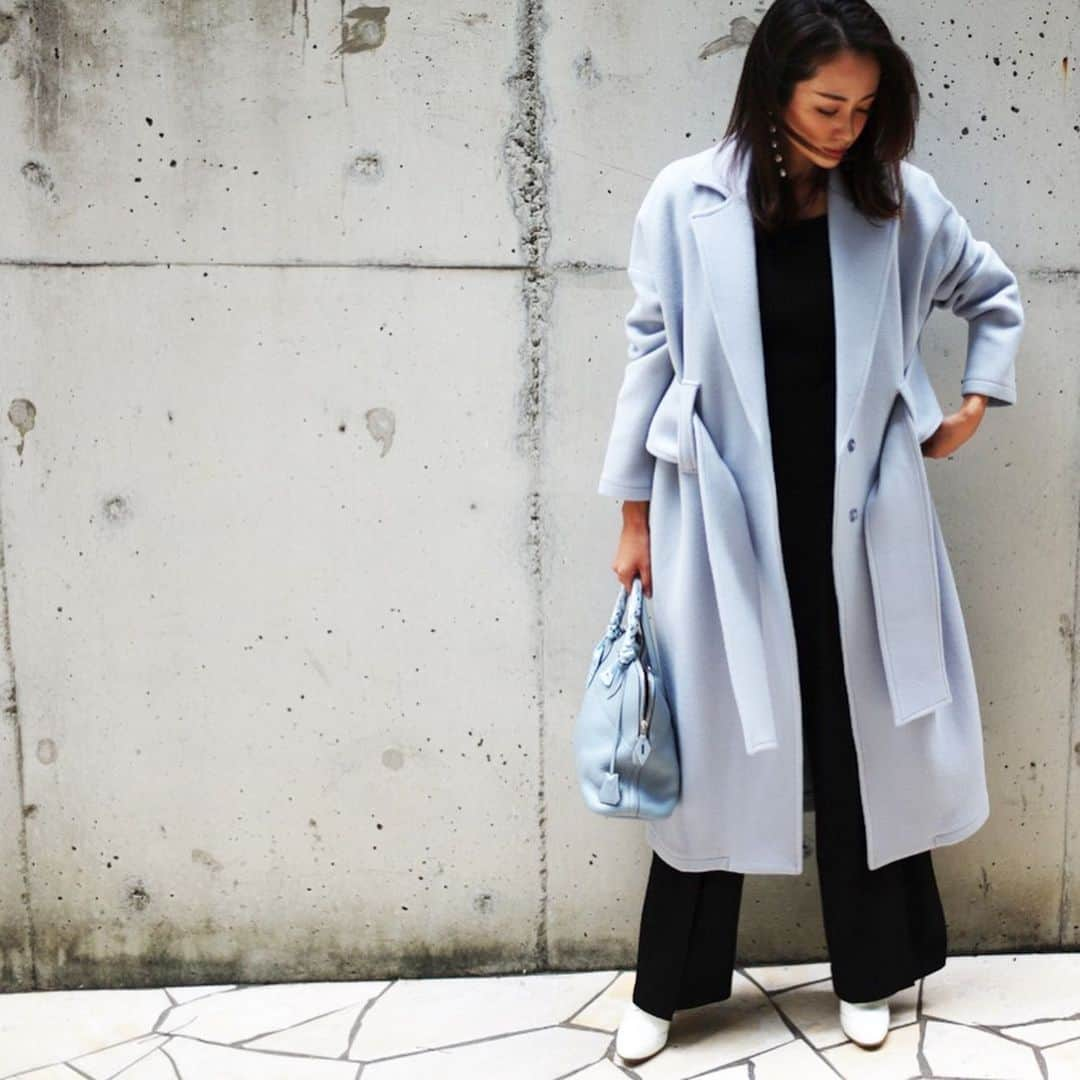 井上晃子さんのインスタグラム写真 - (井上晃子Instagram)「BLUE LONG COAT.🐋 美しいグレーがかったブルーの生地に一目惚れしてロングコート。 しかもとても軽いの。 今週末9/20からスタートする 名古屋イセタンハウスにて 先行予約販売いたします！ 受注枠に限りがございます。 是非羽織ってみてください❤︎ BLUE GRAY&REDの展開です。 . . リブニット/black&ワイドパンツ/blackと。  #akiki#aw19#coat#bluegray #madeinjapan」9月17日 19時42分 - akiki_2015