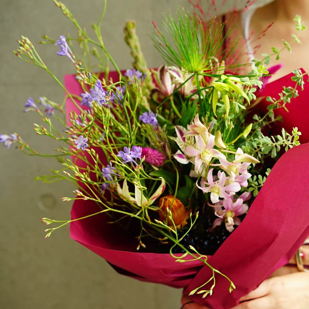 前田有紀さんのインスタグラム写真 - (前田有紀Instagram)「その月ごとにguiがセレクトしたお花をお届けする「花の日」。移動花屋だけだと買いにこれないお客さんの声をいただいて、自分のためにお家で楽しんで飾ってもらえたらと、月に1度の企画としてスタートしました。いまではギフトブーケや定期便もあるので比較的色々なタイミングで頼んでくださる方がいらっしゃいますが、それでも私たちにとってこの花の日はとても大切なイベントで、常連のお客様は心温まるコメントとともにご注文下さって、嬉しい交流の場にもなっています。 . 今月は9月21日土曜日お届けで、淡いパープルが美しいラペイロージャのお花とヘアアクセサリーがセットになった「花の日 片桐花卉園のブーケ」。明日正午までの受付です。ヘアアクセサリーには、ドライフラワーになったラペイロージャが入ってます。guiのアトリエで私たちが丁寧にドライフラワーにしたもので髪につけて長く楽しんでもらえます。 . 秋になると暑さも和らぎ、お花を飾りたい方も多いですよね。秋から花のある暮らし、はじめてみませんか。  @gui.flower . . #guiflower #花のある暮らし #ラペイロージャ #ラペイロージャの花束 #片桐花卉園  #カタギリーフ」9月17日 19時42分 - yukimaeda0117