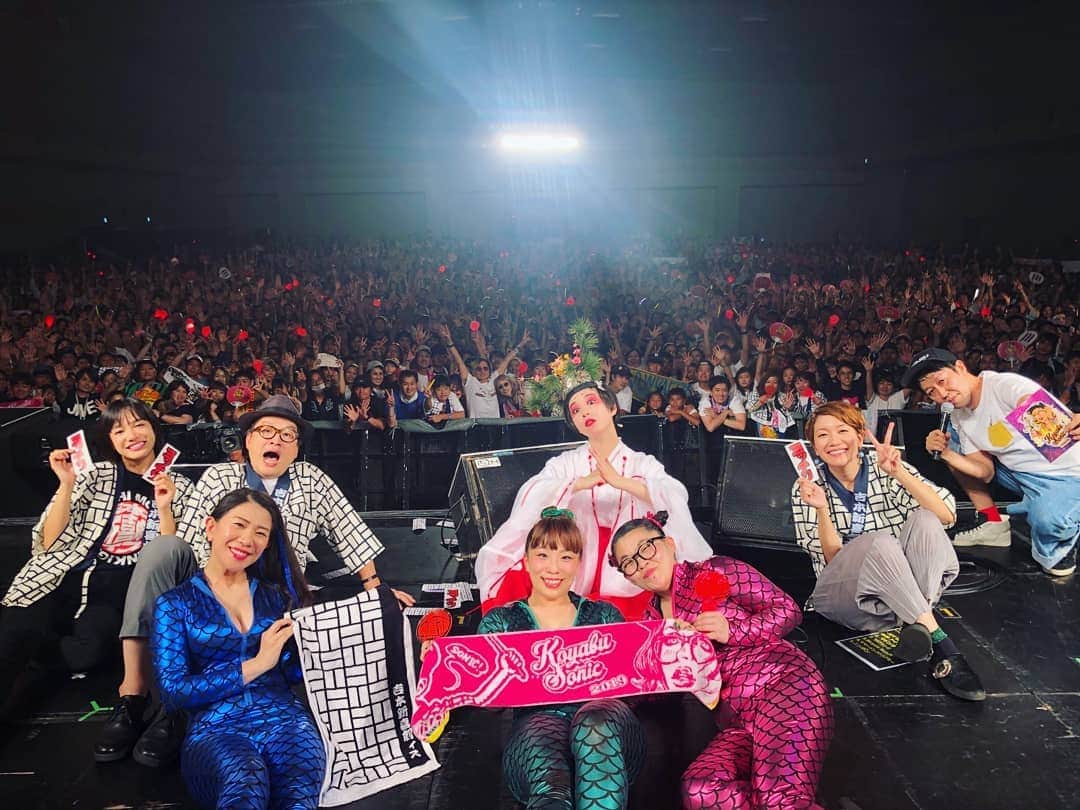 服部ひで子のインスタグラム：「#コヤブソニック2019  ３日間、 ありがとうございました。  素敵すぎるアーティストの方々、  面白すぎる芸人の方々、  そして、 温かすぎるお客様の皆様に囲まれて、  幸せな時間を過ごせました。 ……これぞまさに、  コヤソニですね。  今年も最高のフェスでした✨  爆乳三姉妹は、  前説やミニブースのMCなどにも行かせていただきましたが、皆様が温かく受け入れてくださったおかげで、楽しく終えることが出来ました。  ありがとうございます。  吉本新喜劇ィズ、 去年よりパワーアップした姿をお見せ出来た気がします。  ライブ中、何度も一体感を感じる瞬間があり鳥肌がたちました。  コーラス隊として、 もっともっと上手くなるように努力しますので、是非これからもバンドとしての成長を観に来ていただけたら嬉しいです✨  来年も決定しております！ 『コヤブソニック2020』 9/19(土)20(日)21(月祝)  是非、スケジュール空けててくださいね🎵  #コヤブソニック2019 #コヤブソニック #コヤソニ  #吉本新喜劇ィズ  #爆乳三姉妹」