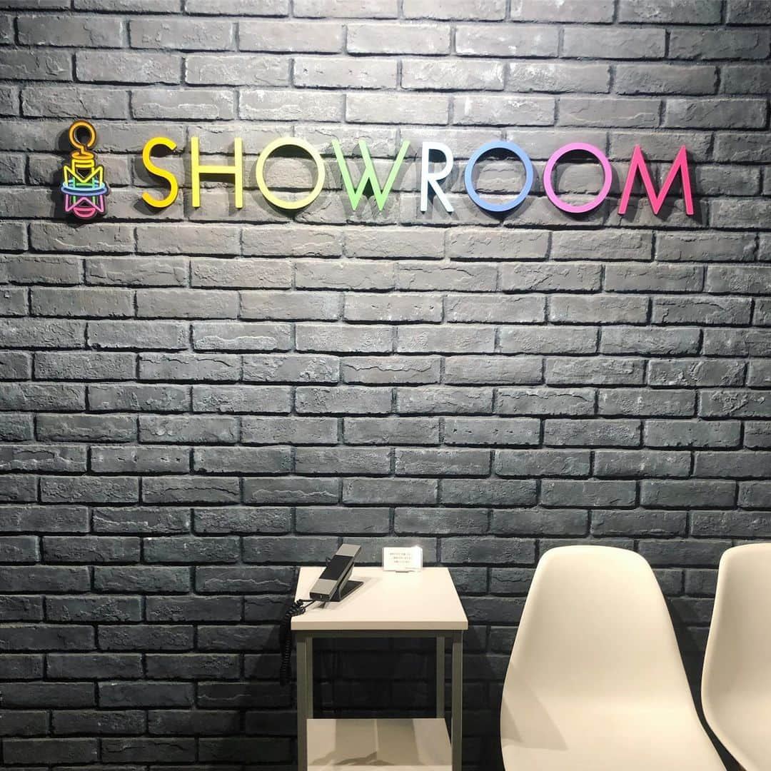 林村ゆかりさんのインスタグラム写真 - (林村ゆかりInstagram)「⠀ SHOWROOMオフィス行ってきました！その前にTRUNKでランチ🍽💕 私は昔、ショールーマー（SHOWROOMライバー）だったんです😁当時からの方が担当になってくださり嬉しい！ ⠀ ⠀  今、ライブ配信はBIGOLIVE・イチナナ・SHOWROOMのライブ配信者さんを募集してます♪（DMください🤗）ビゴライブは時給1000円から始められます😊 ⠀ ⠀ ⠀  音楽やりたい方は、私が使ってる機材レンタルしてます！ちょっとだけ配信の先輩としてのアドバイスもやっています。⠀ ⠀  ライブ配信はスマホ1台で気軽にできるので渋谷の帰り道に外配信して帰ってきました🌿😌 ライブ配信文化って続くのかなぁって不安になる方もいるかと思うのですが、続くように私はライブ配信の先の道を作っていきたいと日々奮闘しております🙆‍♀️ ⠀ ⠀  ライバーエージェントはじめて3ヶ月。結構どの配信アプリも詳しくなってきました。ライバーさんで何か悩みがあったり質問ありましたらお気軽にdmで聞いてください🙂 ⠀ ⠀ ⠀ ⠀ ⠀⠀ ⠀ #お洋服のクレジットはタグで💡#ライブ配信#ライバー#livestream #liver#イチナナ#pococha#bigolive#ビゴライブ#イチナナライブ#cordinate #コーディネート#今日のコーデ #ootd#秋服#秋コーデ#きれいめカジュアル」9月17日 19時46分 - yukarice0