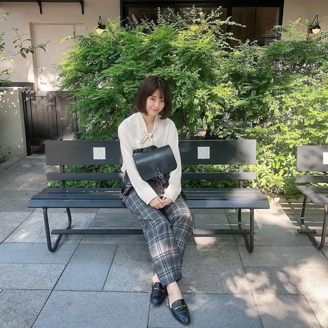林村ゆかりのインスタグラム：「⠀ SHOWROOMオフィス行ってきました！その前にTRUNKでランチ🍽💕 私は昔、ショールーマー（SHOWROOMライバー）だったんです😁当時からの方が担当になってくださり嬉しい！ ⠀ ⠀  今、ライブ配信はBIGOLIVE・イチナナ・SHOWROOMのライブ配信者さんを募集してます♪（DMください🤗）ビゴライブは時給1000円から始められます😊 ⠀ ⠀ ⠀  音楽やりたい方は、私が使ってる機材レンタルしてます！ちょっとだけ配信の先輩としてのアドバイスもやっています。⠀ ⠀  ライブ配信はスマホ1台で気軽にできるので渋谷の帰り道に外配信して帰ってきました🌿😌 ライブ配信文化って続くのかなぁって不安になる方もいるかと思うのですが、続くように私はライブ配信の先の道を作っていきたいと日々奮闘しております🙆‍♀️ ⠀ ⠀  ライバーエージェントはじめて3ヶ月。結構どの配信アプリも詳しくなってきました。ライバーさんで何か悩みがあったり質問ありましたらお気軽にdmで聞いてください🙂 ⠀ ⠀ ⠀ ⠀ ⠀⠀ ⠀ #お洋服のクレジットはタグで💡#ライブ配信#ライバー#livestream #liver#イチナナ#pococha#bigolive#ビゴライブ#イチナナライブ#cordinate #コーディネート#今日のコーデ #ootd#秋服#秋コーデ#きれいめカジュアル」