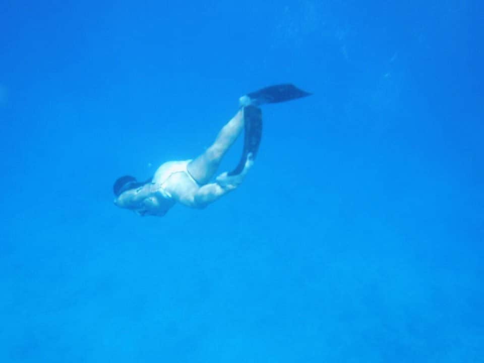 のインスタグラム：「﻿ スキンダイビングしてみたい🌊🧜‍♀️ ﻿ ﻿ あまり長いこと息止めれないけどいけるかな🙄🙄﻿ お風呂場で練習しようかな﻿ ﻿ ﻿ 誰か長いこと息止めれる方法教えて🙏(⊃︎•̀ω•́)⊃︎✎︎⁾⁾﻿ ﻿ ﻿ ★------------------------------------------------☆﻿ #沖縄人 #うちなんちゅ﻿ #八重歯 #でこっぱち﻿ #海遊び﻿ #慶良間諸島 #海﻿ #沖縄の海﻿ #慶良間ブルー﻿ #エメラルドブルー﻿ #エメラルドグリーン﻿ #スキンダイビングしたい﻿」