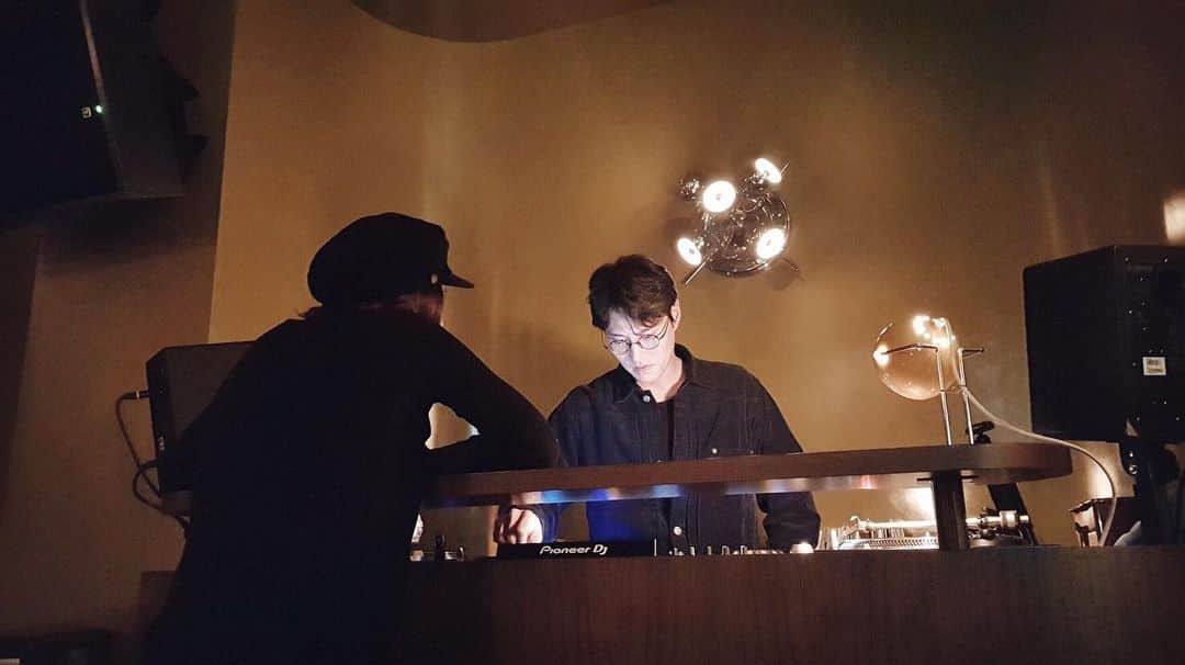 シン・ダウンさんのインスタグラム写真 - (シン・ダウンInstagram)「. 지난 주말,모두가 떠난 @villa_records_ 에서 💫 . ..뭐하능거야?⛑? . . #어쨌거나데이트 #하악」9月17日 19時49分 - shindandan_